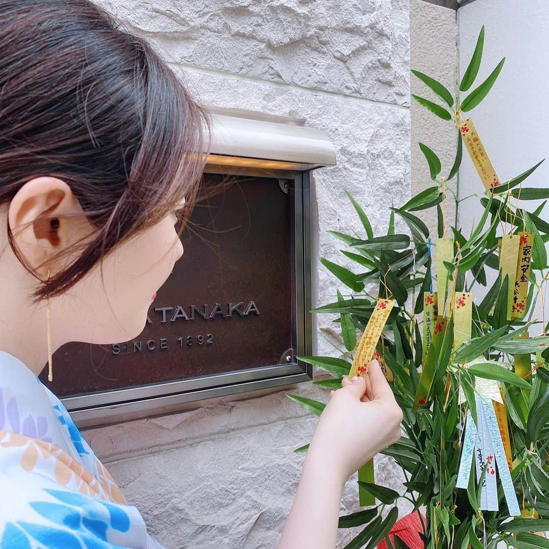 GINZA TANAKA 公式さんのインスタグラム写真 - (GINZA TANAKA 公式Instagram)「・ 【七夕～金箔短冊に願いを込めて～】 ・ 今夜は七夕の当日！　星に願いを込めましょう🌟 ・ たくさんの願いや想いをお寄せいただき ありがとうございました。 ・ 皆様のメッセージ、 ご自身の祈りや願い、大切な人への特別な想い 健康や家族の絆深まりますようになど 全てが叶いますように。 こどもたちの願いも沢山集まりました☺️🎋 ・ ・ #GINZATANAKA #ginzatanaka #ギンザタナカ #田中貴金属 #田中貴金属ジュエリー #七夕 #たなばた #七夕飾り #たなばた飾り #七夕かざり #願い #想い #願いを込めて #願い事 #七夕の願い事 #短冊 #金箔 #金箔短冊 #短冊に願いを込めて #織姫と彦星 #夏の風物詩 #毎年恒例 #子供の願い #コロナが早く終息しますように #皆様が健康でいられますように #皆様が幸せになれますように」7月7日 17時21分 - ginzatanaka_jp