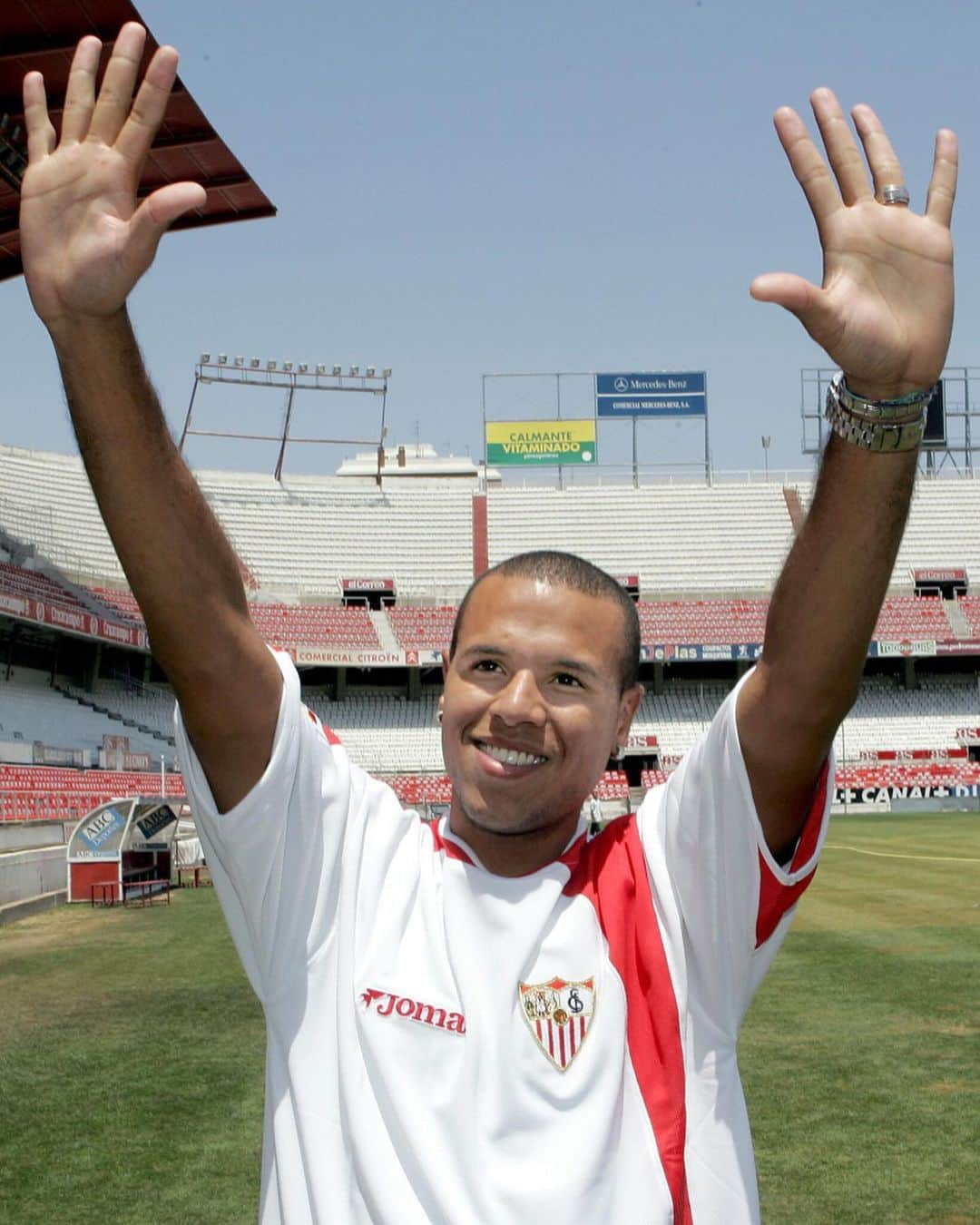 LFPさんのインスタグラム写真 - (LFPInstagram)「❤️🔙 #OnThisDay in 2005, a 'FABULOSO' striker was presented as a new @sevillafc player! 🇧🇷💫 • ❤️🔙 ¡#TalDíaComoHoy en 2005, un delantero 'FABULOSO' fue presentado como nuevo jugador del #SevillaFC! 🇧🇷💫 • #LaLiga #LaLigaSantander #LuisFabiano #Football #LaLigaHistory」7月7日 17時13分 - laliga