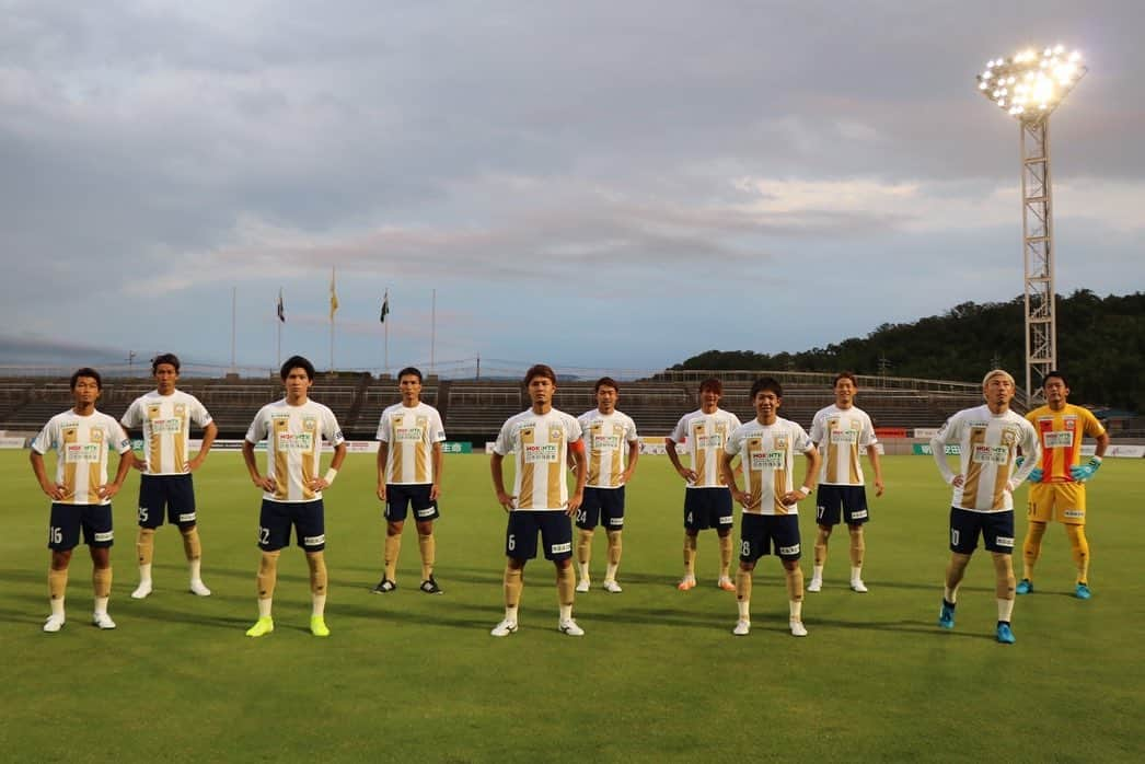 松本拓也のインスタグラム：「VS 鳥取　3-2  WIN  この2試合で、リモート応援あるとのないのを体験しましたが、あるないだったらある方がいいなと思ったのが正直な感想です。  リモート応援でも、チームのチャントが流れる流れないでも違うなぁと他の試合を観ても思いました。 まだ、岐阜のチャントはYouTubeででしか聞いた事ないですが。笑  次節から有観客試合となりますが、まだまだ色々な制限があります。  新たな様式にしっかり対応していきましょう！  それによっては再び無観客という風にもなりかねないので。。  次は両脚攣らないように水分補給しっかりします。笑  #FC岐阜 #川西様様  #gavic #ガビック #マトゥー #纏え」