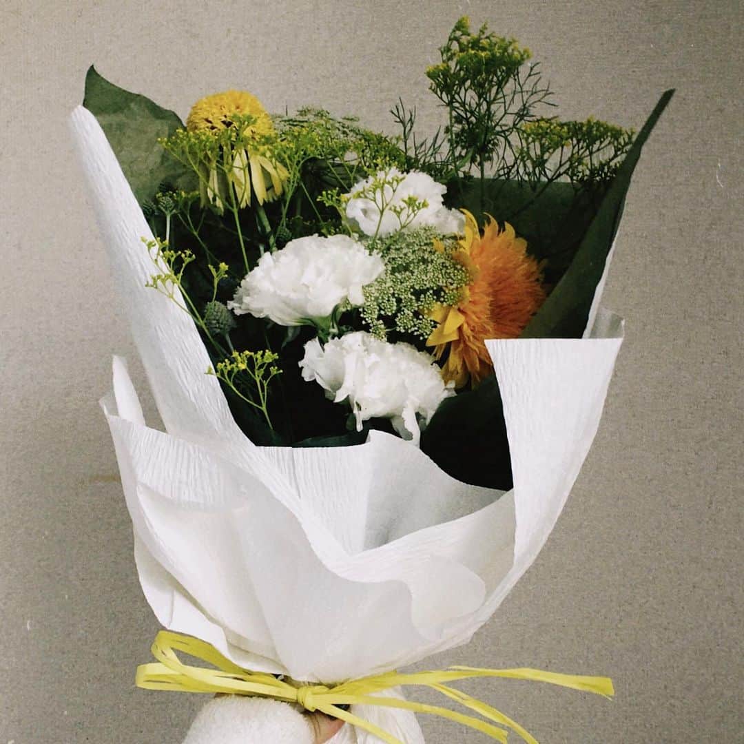 三橋栄香さんのインスタグラム写真 - (三橋栄香Instagram)「可愛いお花と撮影したよ💐 癒...」7月7日 17時14分 - mihashi_haruka