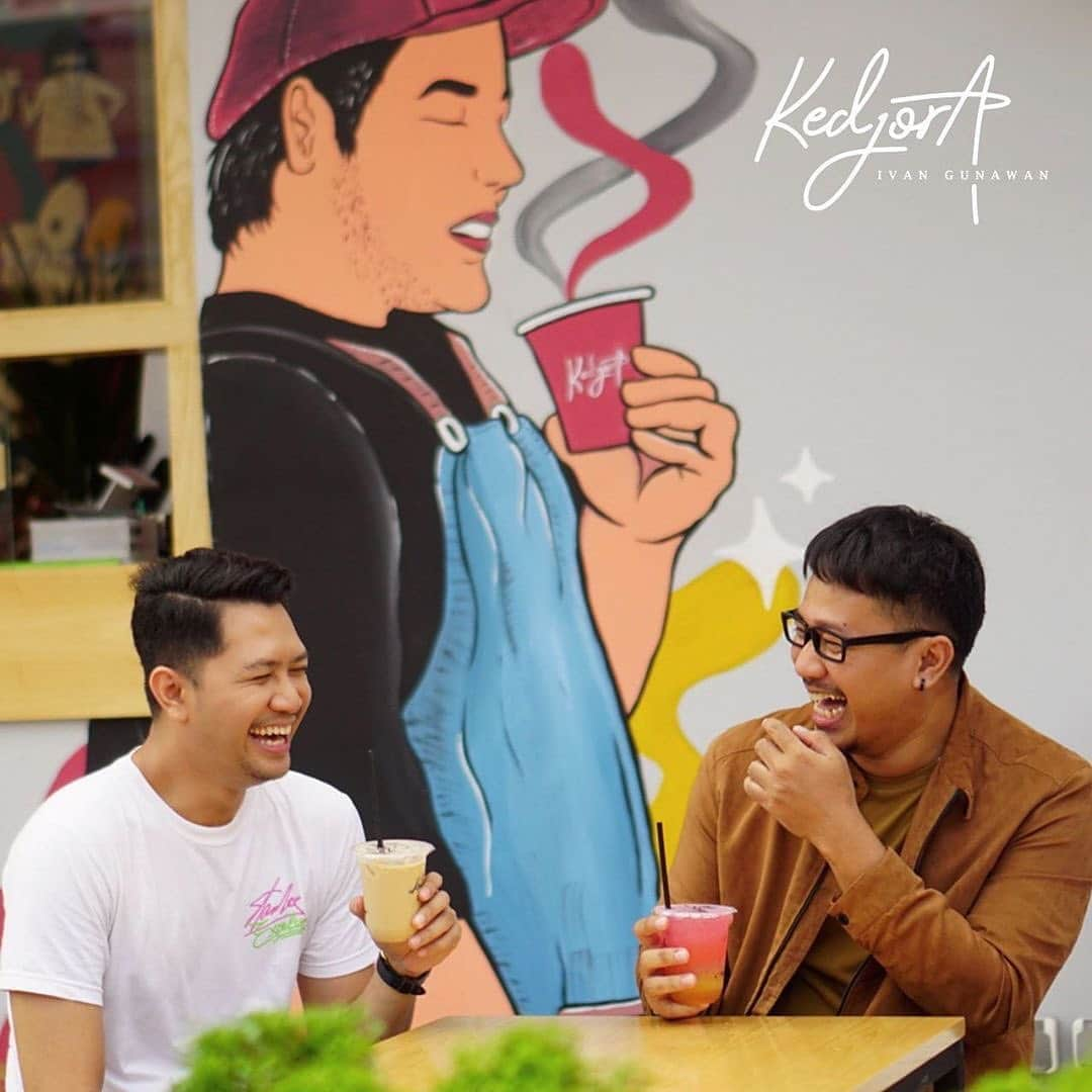 Ivan Gunawanさんのインスタグラム写真 - (Ivan GunawanInstagram)「. Pulang kantor sebentar lagi..... Enaknya hang out di @kedjora.coffee  Tebet ! Cobain varian minuman @kedjora.coffee yang pastinya bisa kamu pesan sesuai zodiac kamu lho..... Yuk order @kedjora.coffee sekarang juga ! ——— klik bio untuk langsung order  . 📱Order #KedjoraCoffee  #KEDJORABSD : - WhatsApp Delivery : 0858-9462-7886 / 0818-0431-3112 Alamat :  Rosevile Soho & Suites bsd  #KEDJORACipete - WhatsApp Delivery : 0813-8623-6834 / 08180-731-3131 Alamat: Kedjora Coffee Cipete Jl. Abdul Majid Dalam  Komplek Perhubungan Laut No. 5, Cipete, Jakarta Selatan .  #KEDJORATebet - WhatsApp Delivery : +62 813-1837-2760 Alamat: Kedjora Coffee Tebet Infinia Park Jl. Dr. Saharjo Kav.45 Manggarai, Tebet , Jakarta Selatan. . . #kedjoracofee #kedjoracoffeeBSD #kedjoracoffeeCipete #kedjoracoffeeTebet  #coffeelovers #coffee #espresso #matcha #espressomatcha #chocomilk #latte #strawberrycano #charcoallatte #love #lebihmaniskamu #kopikedjora #coffee #coffeetime #coffeelover #cappuccino #drink #moodbooster #love #photooftheday」7月7日 17時17分 - ivan_gunawan