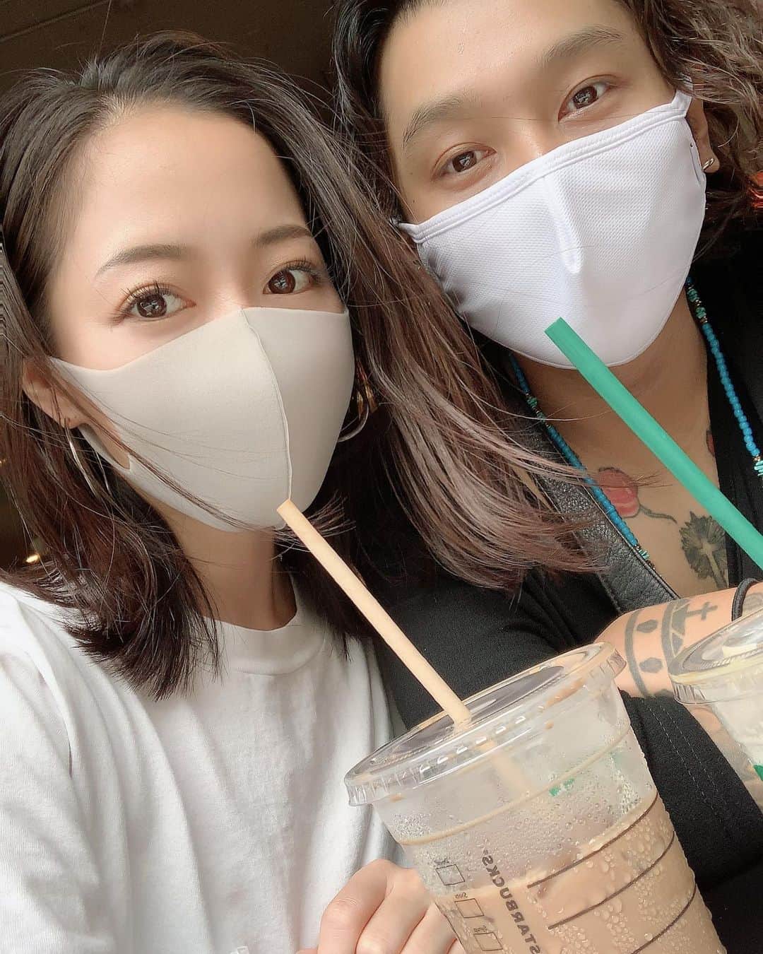 のインスタグラム：「7月7日。結婚記念日☺️ ・ 今日で結婚してから丸9年が経ちました。 ・ 結婚前はわりと波乱万丈で、私は一生幸せになれないんだろうなー🤔 って思っていたんだけど、りょーが私の人生を救ってくれました😏ww 今日まで9年間毎日毎日アホな私に付き合ってくれて本当にありがとう☺️。 ここ数年は2人の時間もまともにないし、 ランチでも行こうと思ったんだけど、 夜ご飯食べれなくなるし、やっぱりスタバ行こうって事になった😏 コーヒー飲みながら息子達の話をして、すぐ帰宅☕︎ ・ 10年目か。早いな。 こんな風に、11.12.13...年って毎年同じ気持ちで過ごしていけたら嬉しい。 私は今もりょーが大好きです☺️。 ・ 来年はマスクなしで、今よりもっとゲラゲラ笑ってご飯行こうね＾＾ ・ 10年目もよろしくお願いします☺️ ・ #友達婚#飲み友と結婚した#いまでも仲良し#結婚記念日#結婚10年目突入#来年も笑って過ごそうね#来年も美味しいコーヒー一緒に飲もうね」