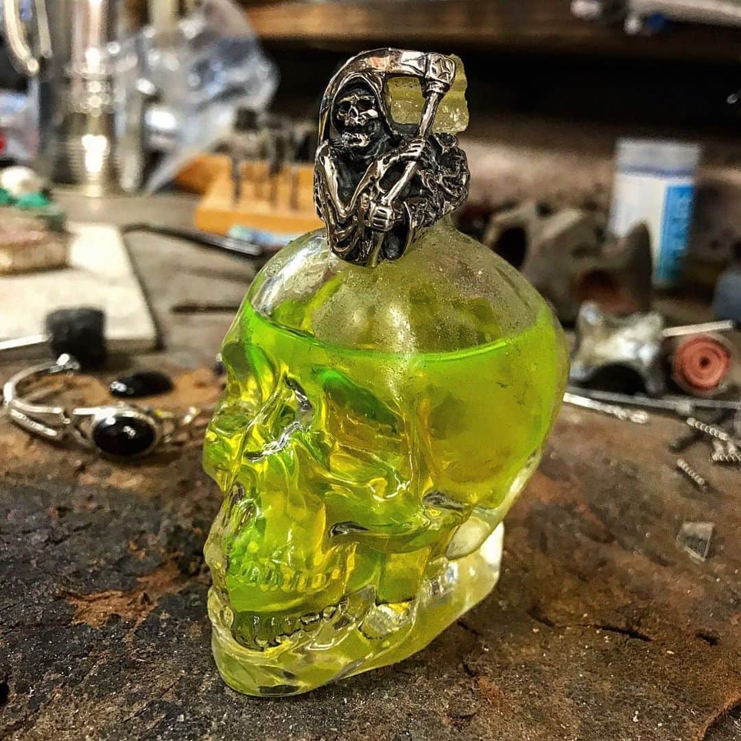 クレイジーピッグさんのインスタグラム写真 - (クレイジーピッグInstagram)「Even our flux containers are skulls 💀 #reaper #ring #grimreaper #skull #ring #gothic #heavymetal #rocknroll #jewellery #flux #green」7月7日 17時22分 - crazypigdesignslondon