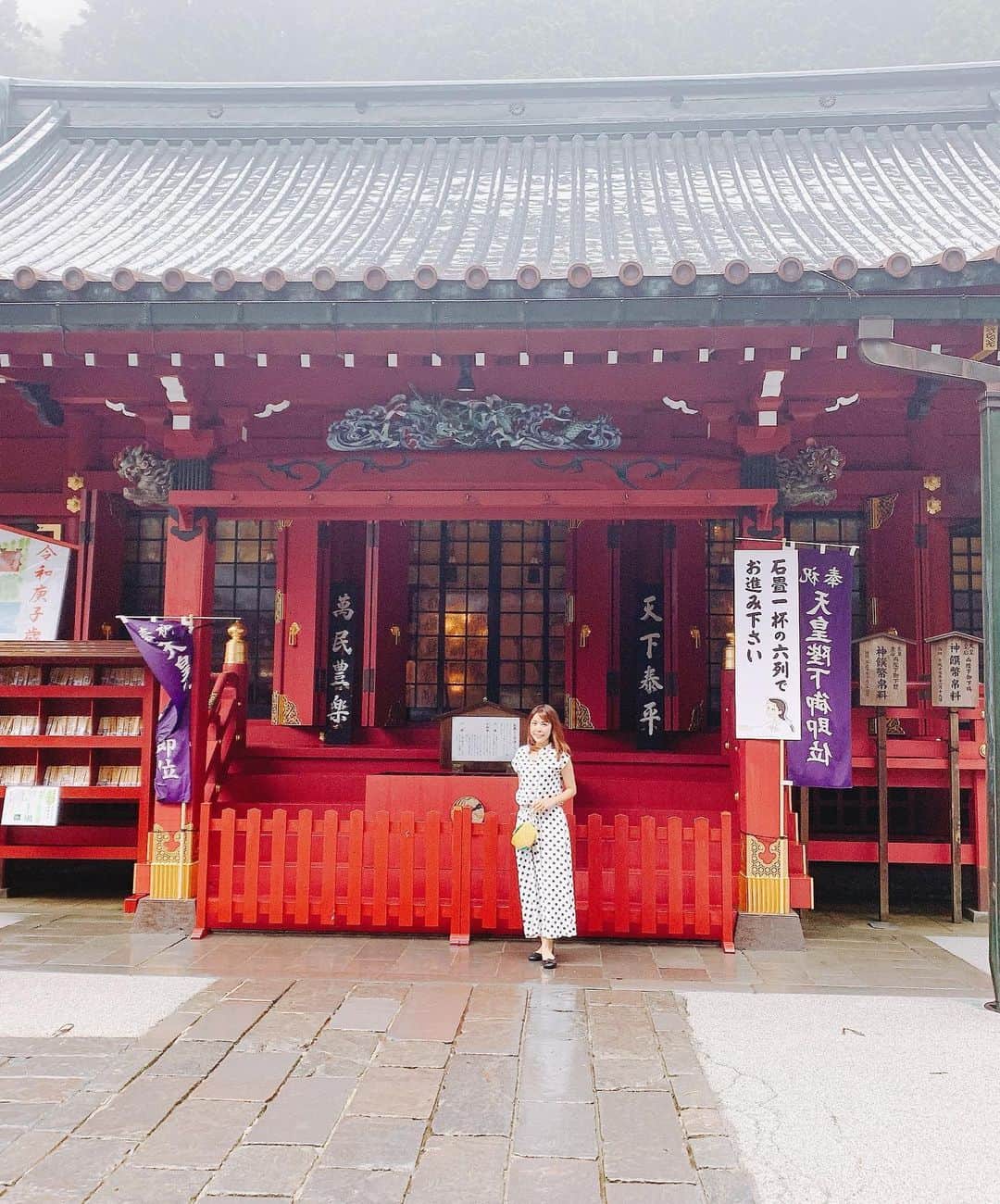 舞香さんのインスタグラム写真 - (舞香Instagram)「.﻿ 箱根神社と九頭龍神社に行ってきたよ⛩﻿ ﻿ ２日とも嵐が吹き荒れてて、まるで龍神さまが歓迎してくれているみたいで楽しかった😆🐉﻿ ﻿ ﻿ ﻿ 晴れの日だけを望むよりも、どんなお天気の日も楽しめる自分になった方がいいよね✨﻿ ﻿ 人生も良いことだけを起こそうとするよりも、何が起こっても楽しめる自分になっちゃえば最強⤴︎﻿⤴︎ ﻿ ﻿ 人生なにが起こるか分からないから楽しいんだもんね💖 ﻿ ﻿ #箱根神社﻿ #九頭龍神社﻿ #舞香マインド  #生き方  #神社巡り  #セルフィー  #楽しい人生  #followme﻿ #instagood﻿」7月7日 17時23分 - maika.mahou