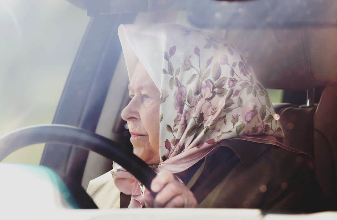 pisatamagoさんのインスタグラム写真 - (pisatamagoInstagram)「エリザベス女王みたいなスカーフ使い憧れる🧕🏻 わたしがしたら、作業中のおばちゃんになっちゃうかな🤣🤣🤣  #エリザベス女王#queenElizabeth#queenofengland」7月7日 17時30分 - audreysunnyday