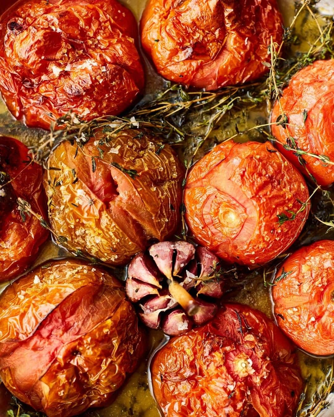 ジェイミー・オリヴァーさんのインスタグラム写真 - (ジェイミー・オリヴァーInstagram)「Roasted up some beautiful tomatoes!! What would you make with these??」7月7日 23時10分 - jamieoliver