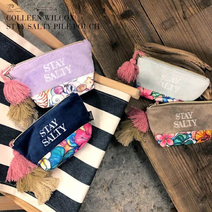 ラレイアのインスタグラム：「🌴 全デザイン再入荷中😘🤎 ・ パイル素材にロゴ刺繍入り！ Colleen Wilcoxのアートが映えるポーチが今だけポイント20倍中です✨ こちらは540ポイントバック🙈💕 ・ タッセル付きがお洒落でギフトにもおすすめですよ☺️ ・ 楽天サイトはお買い物マラソンセールを開催中！ そして本日よりau PAYマーケットでもBIG SALEがスタートしました👏 ・ ぜひcheckしてみてください😊 ・ ・ ・ ---La Leia Precious Life(ラレイア)--- @laleia_official ・ 楽天市場店 https://www.rakuten.co.jp/laleia-p-life/ ・ au wowma店 https://wowma.jp/user/52666346 ・ Yahooショッピング店 https://shopping.geocities.jp/laleia-p-life/ ・ ・ @laleia_official  @colleenwilcoxgallery_jp  #colleenwilcox#art#hawaii#aloha#surf#beach#laleia#ハワイ#フォトジェニック#インスタ映え#インスタ女子#アロハ#ビーチ#海を感じる雑貨#ラレイア#アート#ビーチガール#サーフスタイル#大人カジュアル#ポーチ#コリーンウィルコックス#ギフト#プレゼント#コーデ」