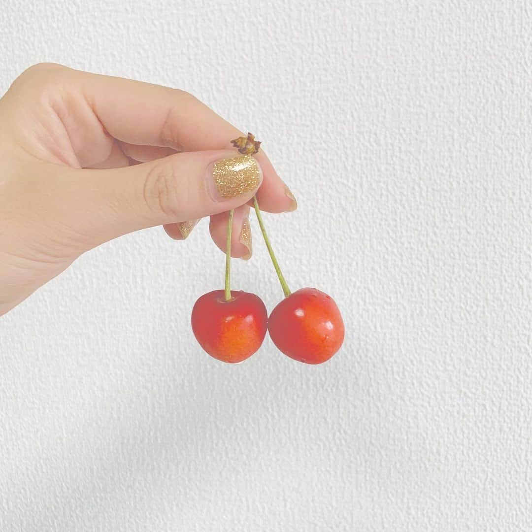 八木沙季のインスタグラム：「🍒🍒 . 今日の朝さくらんぼ食べた😋✨ お母さんが七夕だからって買ってきてくれた☺️ どうかかってるかは分からないけど めちゃくちゃおいしかったです🥰笑 .」