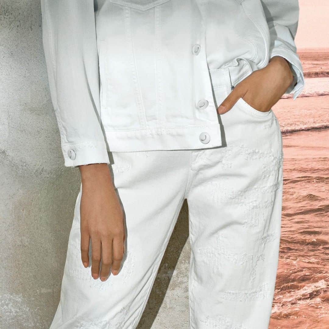 Jacob Cohenのインスタグラム：「Tote white spirit  Discover the Jacob Cohën Spring Summer 2020 Collection  Photography by @danielafederici Featuring Bhumika Arora @bhumika_arora04  #JacobCohen #JacobCohenJeans」