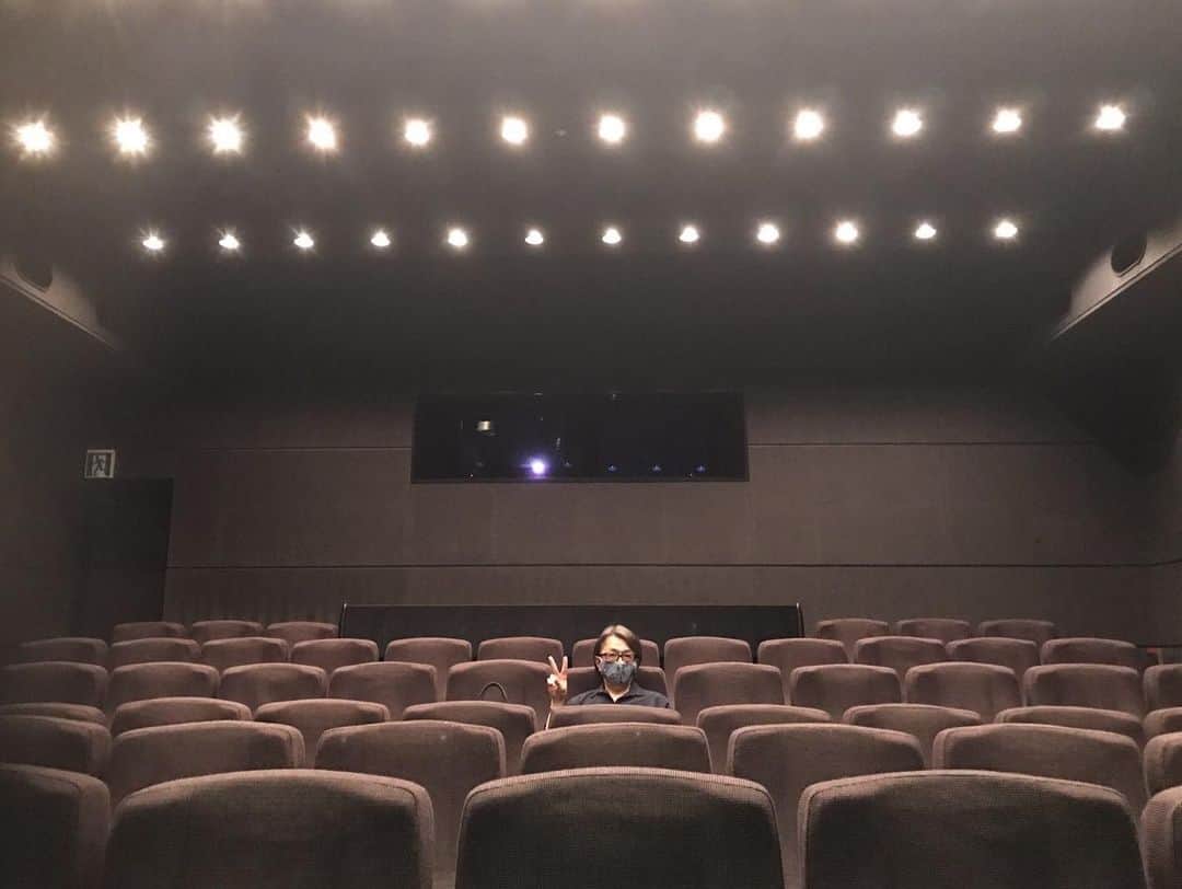 タカハタ秀太のインスタグラム：「監督ひとりラッシュ。  #来年公開予定 #五反田イマジカ #散髪行きたい」