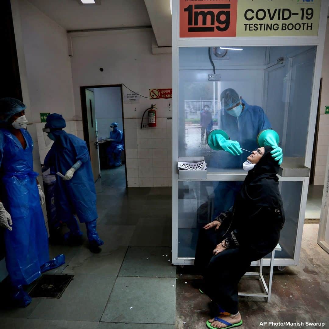 ABC Newsさんのインスタグラム写真 - (ABC NewsInstagram)「Health worker tests a woman for COVID-19 at a hospital in New Delhi, India. #coronavirus #hospital #india」7月7日 17時43分 - abcnews