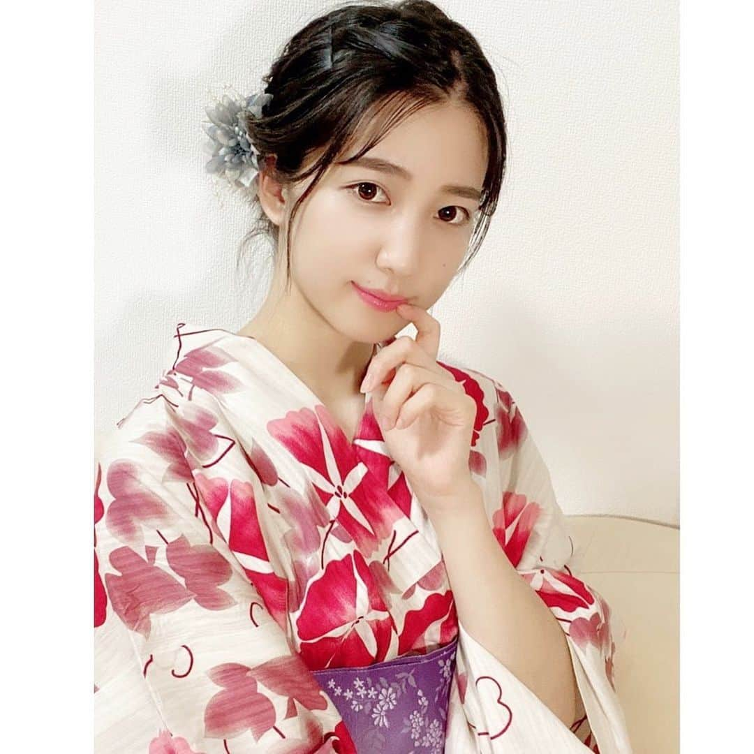 佐藤あかりのインスタグラム：「. ちょっぴり前に着た浴衣ショット👘🎋📸 . 今年は浴衣を着てお祭りには行けないのかな〜😔 . わたし、ヨーヨー釣りの達人なのにな〜😔 . . . #浴衣#浴衣女子#girl #夏祭り#朝顔柄#cute #ヨーヨー釣り　#イカ釣りにも行きたいなぁ」