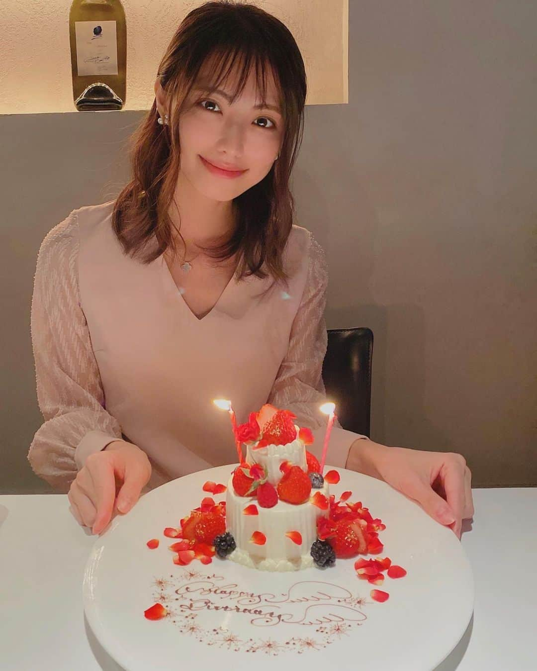 橘沙奈さんのインスタグラム写真 - (橘沙奈Instagram)「* 前回の投稿へお祝いのコメント ありがとうございます🙏✨ ひとつひとつ読みました☺️💕 * いくつになってもおめでとうって 言って頂けるのは嬉しい🥺 * * 毎年恒例の友達と可愛いバースデーケーキ巡り🎂♪ 可愛いくてペロリと頂いちゃいました😋！ * * * * * * * * * * * * * *  #バースデーケーキ #バースデープレート #birthdaycake #birthdayplate #デコレーションケーキ #誕生日ケーキ #お花のケーキ #苺のショートケーキ #happybirthday #flower #flowercake #sweets #薔薇 #🎂 #🥀 #🍓」7月7日 17時49分 - an.an.0706