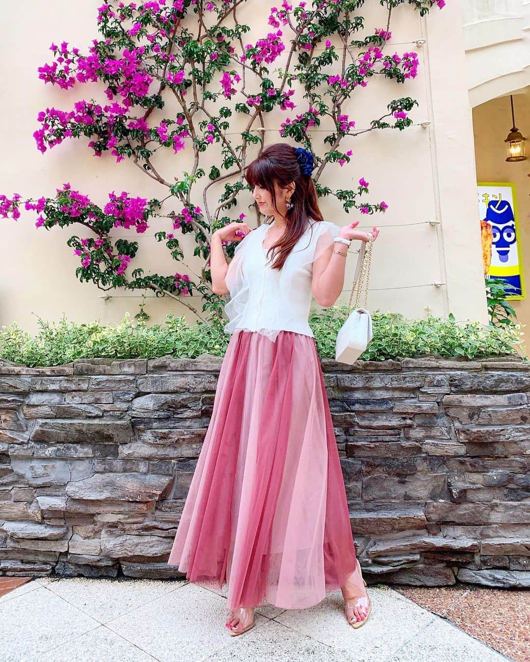 のインスタグラム：「🍀🍀🍀 . 先週の土曜日は夢の国の隣🐭 イクスピアリでイベントでした✨✨ . 1枚目謎のポーズで失礼します スカートが1番綺麗に魅せれるので。。😂 . 第2期もアンバサダーをさせて いただく事にになった♡ @melirich_official の ツートンチュールフレアスカート 大好物のチュール♡ しかも好きなカラーが 2色一度に楽しめるのぉ😍💕 . カラバリも豊富で今ならタイムセールで 30%オフになってたよ〜🎶🎶 新規会員登録で￥1000クーポンも🎁 是非checkしてみてね✅ . . . skirt⇒Ｍサイズ 👩🏽⇒160cm . . . 後ろの#ブーゲンビリア が可愛かった💞 . .  #melirich#メリーリッチ#stylesea#スタイルシー#芦屋#神戸 #ファッション#コーデ#シンプルコーデ #シンプルファッション#きれいめコーデ #きれいめファッション #きれいめカジュアル#プチプラコーデ #着回しコーデ #チュール#チュールスカート #スカートコーデ #フレアスカート#セレクトショップ#40代コーデ #40代ファッション #アラフォーコーデ #おとなかわいい#大人可愛い#大人女子#おしゃれさんと繋がりたい #ポートレート#インフルエンサー ✩ ⋆ ✩ ⋆ ✩ ⋆ ✩ ⋆ ✩﻿ ⋆ ✩ ⋆ ✩﻿ . 見て下さった方(*´︶`*)♡Thanks!🍀*゜」