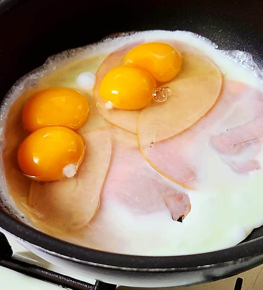 阪本麻美のインスタグラム：「朝ごはんを作ろうと卵を割ると…  「あっ、黄身がふたつ!!」  双子卵や〜(. ❛ ᴗ ❛.)  今日は七夕やし、いいことあるんちゃう〜なんて話ながらもうひとつ卵割ったら…  「またまた黄身がふたつ!!」  ラッキー♡  そんな些細な幸せがとっても嬉しい今日七夕でした❣  #朝ごはん  #卵  #黄身が２つ  #双子卵  #目玉焼き  #続けて双子卵 #ラッキー #七夕  #些細な幸せ  #とっても嬉しい」