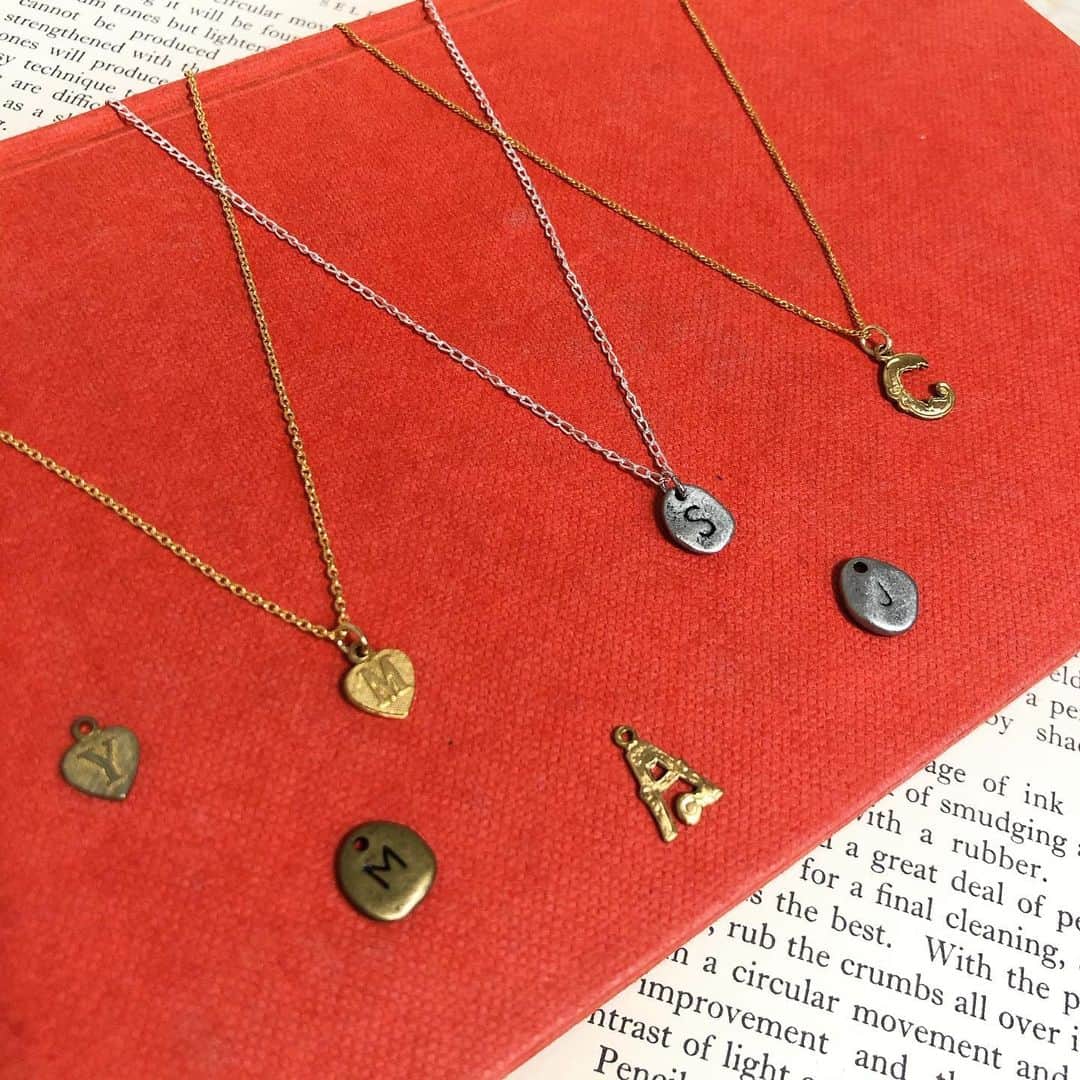 BOX CHARM Industryのインスタグラム：「イニシャルチャームが増えました~🥳 . カップルでペアにもオススメです💕 . お好きなチャームとネックレスベースでスタッフオーダーも可能です！ . 詳しくはオンラインストアチェックしてみてください🥰🥰 ⁑ #boxcharmindustry #boxcharm #handmade #accessory #handmadeaccessory  #ボックスチャームインダストリー #ボックスチャーム #ハンドメイド #アクセサリー #ハンドメイドアクセサリー #イニシャルチャーム #チャーム #ネックレス #ブレスレット #ピアス #スタッフオーダー #ペアネックレス」