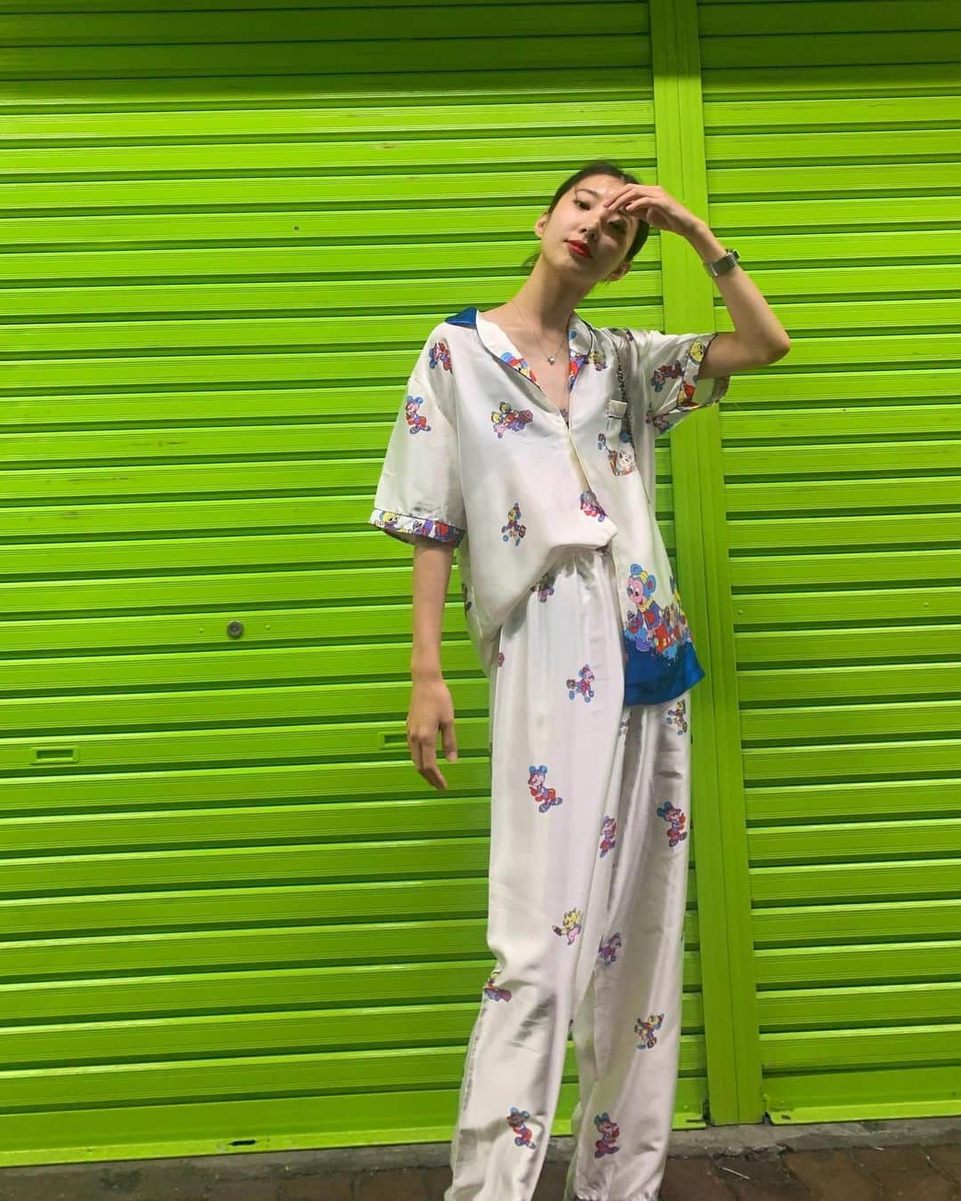 飯島望未のインスタグラム：「Pajamas all day every day.  @mare_kino ※写真を撮る時だけマスクはずしてます。」