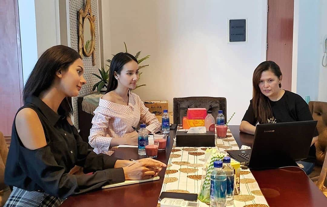 Ivan Gunawanさんのインスタグラム写真 - (Ivan GunawanInstagram)「Practice makes perfect ⭐  Today we have Ms @ritchelchen from @manoharabeautycamp , to conduct a class of English conversation and personality development with our Queens, @aurrakharishma and @bellaapriliasant   #MissGrandIndonesia2020  #MissIntercontinentalIndonesia2020 #MGI2020 #YayasanDuniaMegaBintang  #ManoharaBeautyCamp #IvanGunawan #AurraKharishma #BellaSant」7月7日 18時01分 - ivan_gunawan