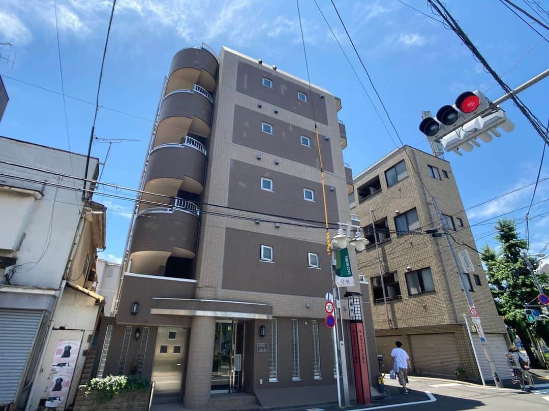 のインスタグラム：「『ボロ市通り、卒ない暮らし 501』﻿ ﻿ ・世田谷線「上町」駅 徒歩3分﻿ ・11.7万円・35.32㎡・1DK ___________________________________________________________________﻿ ﻿ 全国から観光客が訪れる、世田谷の誇る伝統行事「世田谷ボロ市」。その舞台となる「ボロ市通り」の外れ、建物の目の前が郵便局、そのお隣がドラッグストア。バス停まで1分、駅まで３分という好立地の1DK。  5階建ての5階、こちらのマンションはどの物件も角部屋、つまり２面採光ということもあり、西向きではありますが、日中も、比較的明るいのが特徴。 ﻿ ▼この物件の詳細、﻿ そのほかのお部屋はプロフィールのリンクから﻿ @setagayakurasson﻿ ___________________________________________________________________﻿ ﻿ 「オンラインでお部屋探し」スタートしました💁‍♀️💁‍♂️﻿ ご相談お待ちしております。 ﻿ ﻿ _____________________________________________________________________﻿ ﻿ #せたがやクラソン #せたがやンソン #賃貸 #お部屋探し #世田谷区 #世田谷散歩 #リノベーション #賃貸インテリア #日常 #ひとり暮らし #緑 #窓 #オンラインお部屋探し #上町駅 #世田谷線 #二人暮らし #日当たり #stayhome #おうち時間」