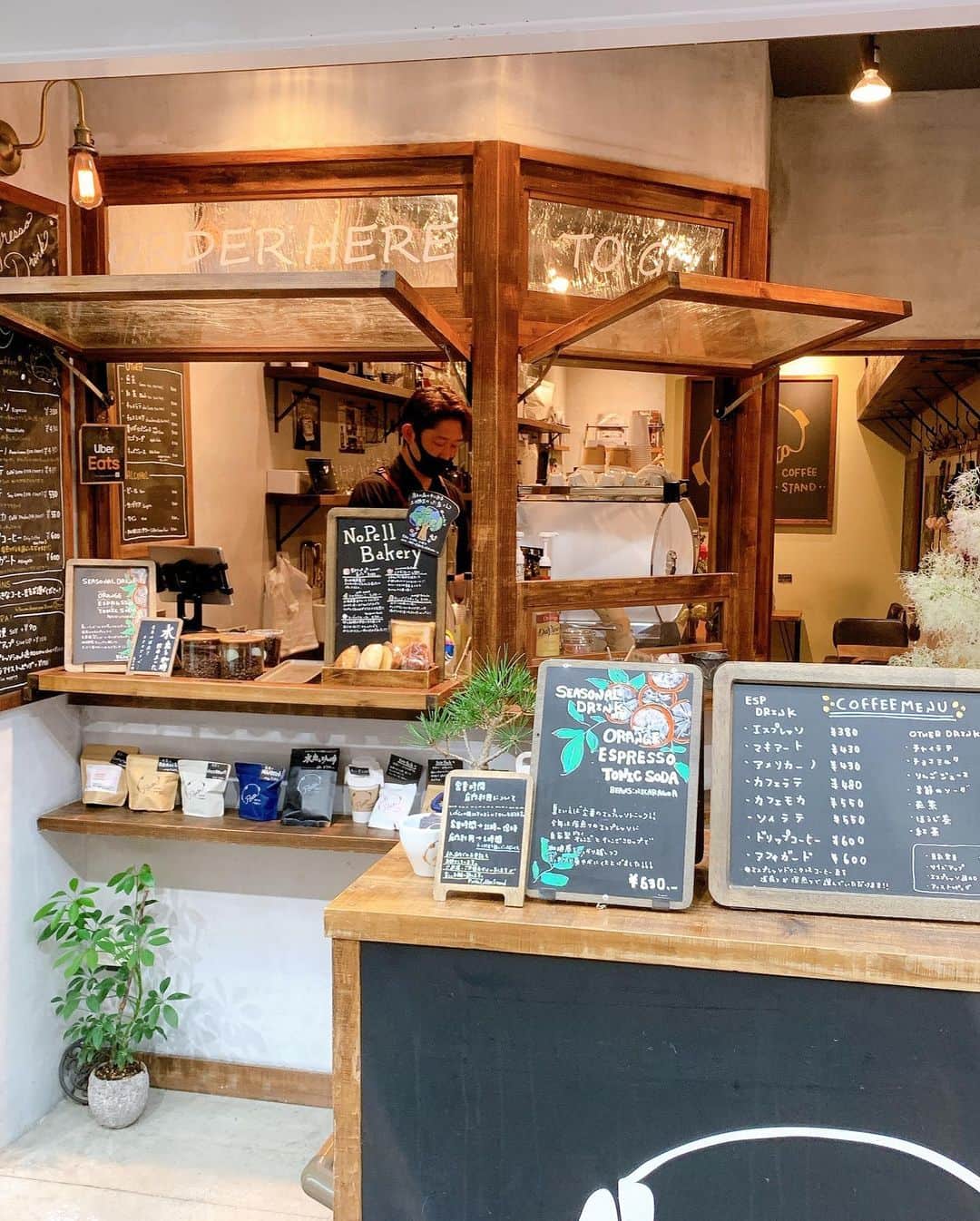 東惣介さんのインスタグラム写真 - (東惣介Instagram)「高円寺にあるオシャレなコーヒースタンドへ☕️ バリスタの方が淹れるコーヒーは最高です。 コーヒーではないのを飲みました、チョコの甘めのやつです。 場所も静かなところでいいところだし店内も落ち着ける無機質な空間で僕はとても好きです  ． ． ． ． ． ． ． ． ． ． ． ． ． ．  #cafe #cafestagram  #カフェ巡り #cafe巡り　#都内カフェ　#高円寺カフェ #portacoffeestand  #コーヒースタンド #無機質カフェ」7月7日 18時08分 - azuma.sousuke