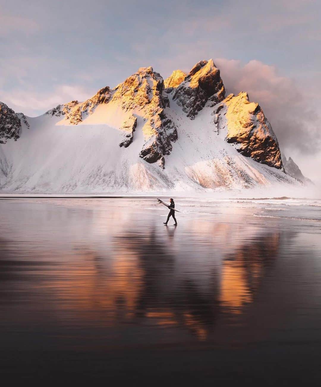 Canon Photographyさんのインスタグラム写真 - (Canon PhotographyInstagram)「Peaceful moments in Iceland  Photography - @karl_shakur  Curated by @henry.nathan  #Iceland #surf #mountains #beach #sunset」7月7日 18時08分 - cpcollectives