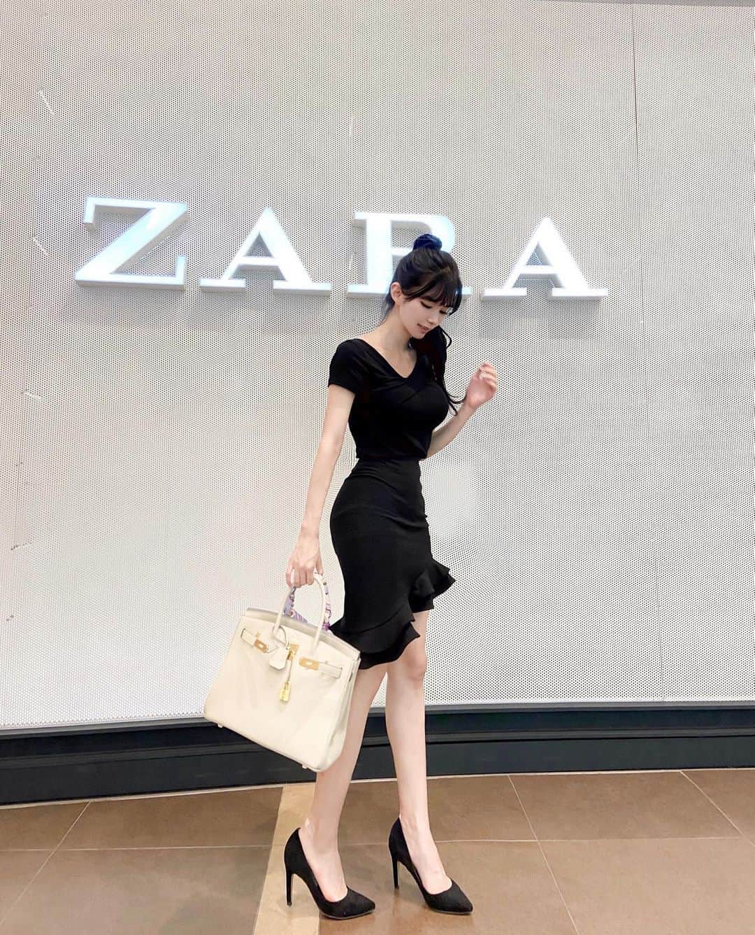 ナ・ヒョンソンのインスタグラム：「🖤🖤🖤🖤🖤 . . . . . . . . . . 힐 신은지 얼마나 오래된거야 ?  🏷마켓 7월 중반에 오픈예정이에요 :)  청바지 or 고급스런 치마에도 잘어울리는  꼬임티셔츠 착한가격에 오픈되어요 ♥」