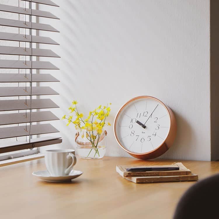 Re:CENO（リセノ）さんのインスタグラム写真 - (Re:CENO（リセノ）Instagram)「・ 日本デザイン界のパイオニアが 手掛けたプロダクト、「RIKI CLOCK 銅の時計」。 ・ 渡辺力が100歳を記念して制作した、 特別な掛け時計です。 ・ 最大の魅力は、 フレーム全面に純銅を使用したデザイン。 ・ 磨きこまれた鏡面のような輝きは、 お部屋を上質な印象に仕上げてくれます。 ・ また、魅力は機能面にも。 ・ 数字を中央に配することにより、 どの角度からも時刻が確認しやすい仕様に◎ ・ 配置や目盛り、針もすべて視認性を追及し、 絶妙なバランスで考えられたこだわりの設計です。 ・ 今も根強い人気を誇る、 デザイン性と機能面を両立した クオリティの高い掛け時計。 ・ 大切な人への特別な贈り物としても、 ぜひ、おすすめです^ ^ ・ #リセノ #インテリア #インテリアコーディネート #家具 #京都 #暮らし #暮らしを楽しむ #時計 #掛け時計 #置時計 #銅の時計 #銅 #渡辺力 #リキクロック #ギフト #贈り物 #リビング #ダイニング #寝室 #receno #interior #kyoto #interiorstyling #lifestyle #clock #copper #riki #living」7月7日 18時10分 - receno.interior