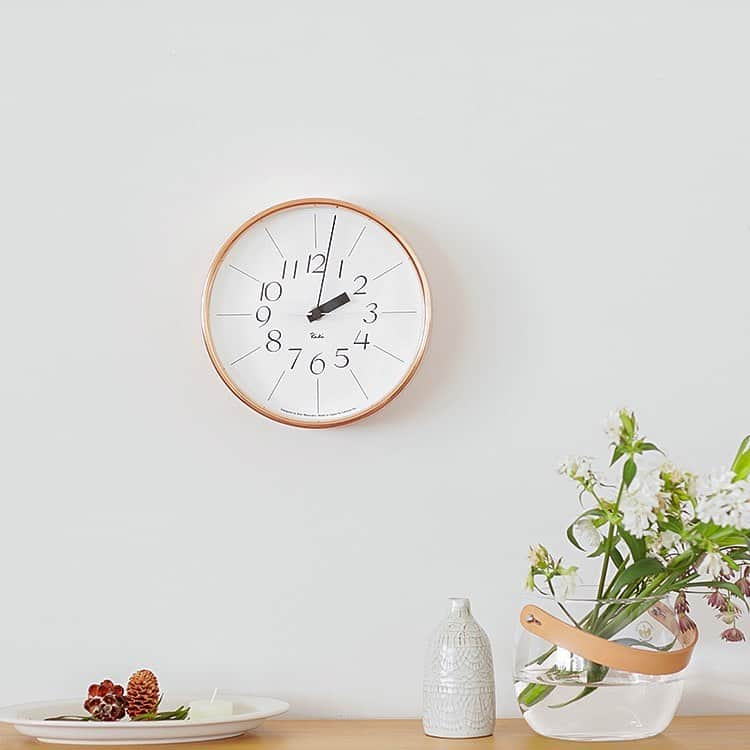 Re:CENO（リセノ）さんのインスタグラム写真 - (Re:CENO（リセノ）Instagram)「・ 日本デザイン界のパイオニアが 手掛けたプロダクト、「RIKI CLOCK 銅の時計」。 ・ 渡辺力が100歳を記念して制作した、 特別な掛け時計です。 ・ 最大の魅力は、 フレーム全面に純銅を使用したデザイン。 ・ 磨きこまれた鏡面のような輝きは、 お部屋を上質な印象に仕上げてくれます。 ・ また、魅力は機能面にも。 ・ 数字を中央に配することにより、 どの角度からも時刻が確認しやすい仕様に◎ ・ 配置や目盛り、針もすべて視認性を追及し、 絶妙なバランスで考えられたこだわりの設計です。 ・ 今も根強い人気を誇る、 デザイン性と機能面を両立した クオリティの高い掛け時計。 ・ 大切な人への特別な贈り物としても、 ぜひ、おすすめです^ ^ ・ #リセノ #インテリア #インテリアコーディネート #家具 #京都 #暮らし #暮らしを楽しむ #時計 #掛け時計 #置時計 #銅の時計 #銅 #渡辺力 #リキクロック #ギフト #贈り物 #リビング #ダイニング #寝室 #receno #interior #kyoto #interiorstyling #lifestyle #clock #copper #riki #living」7月7日 18時10分 - receno.interior