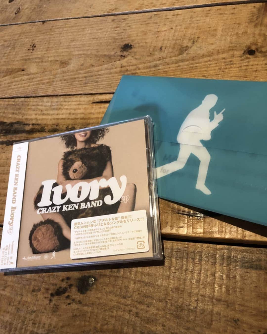 光石研のインスタグラム：「CKBさんの新譜「IVORY」‼️とオリジナルマスクケース‼️送って頂きました‼️ ダブルジョイレコーズ様、ありがとうございます‼️「IVORY」朝から頭の中てまループしっぱなしッス‼️めちゃめちゃ素敵✌️腰に来ます✌️イイネ、イイネ、イイネ‼️ 【by 光石】」