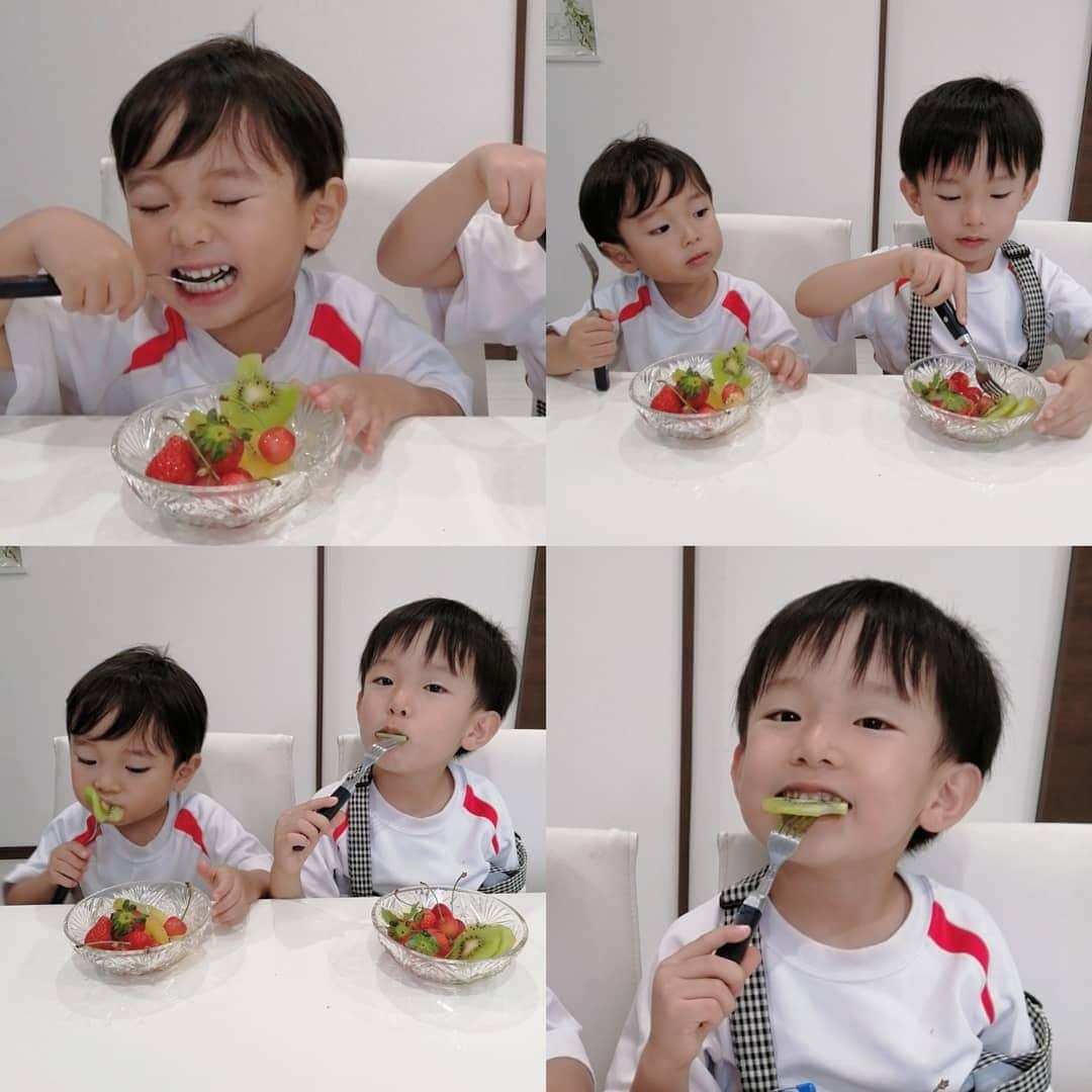 momoさんのインスタグラム写真 - (momoInstagram)「@zespri_jp 子どもたちに1食でバランスよく栄養を…なんて、なかなか上手く行かないときは、おやつをプラスして1日単位で見て、バランスよく栄養が摂取できるように心掛けてる☺️  苦手な食材も栄養たっぷりな#キウイ に"おきかえる"ことで、子どもたちにも楽しく美味しく不足しがちな栄養をとってもらおう！という#おきかえキウイ キャンペーンをしています🥝💕  これからの季節、夏風邪・夏バテ対策にもピッタリなキウイ。 酸味が苦手でヨーグルトが唯一食べれない蒼だけど#ゼスプリ グリーンキウイ&サンゴールドキウイは1個ぺろっと食べてくれる😀❤️  晴もレンジで加熱したキウイデビューしてから、よく食べてるよ🤟  好き嫌いはもちろん無くしたいところだけど、無理矢理食べさせて食事が楽しくなくなるのはちょっと違うかな…と私は考えてるから、栄養も大事だけど、まずはみんなで楽しく食べることも忘れずに✨(まーご飯中1回は爆弾落ちる💣) ・ ・ ・ #おきかえキウイ#親バカ部#フルーツ#おやつ#デザート#9ヶ月#離乳食中期#ゼスプリキウイ#こどもごはん#ゼスプリ_pr」7月7日 18時22分 - m.o.m.o.k