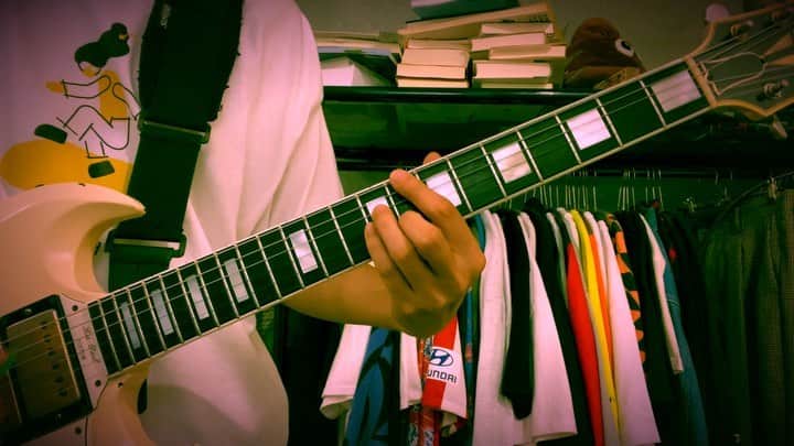 小野武正のインスタグラム：「わしばんは！わしです！﻿ ﻿ 最近夜型になってきてしまったわしです。﻿ 明日は朝起きようかなあ...﻿ 本日のわしつなぎはあの高校生バンドが皆んなこぞって応募したTEENS' MUSIC FESTIVAL2006で無事初戦敗退した伝説の楽曲realのBGMをお届け致します！！﻿ 敗因は恐らくわしの歌だと踏んでるのですがどうなんでしょうか！？当時の審査員のみなさん！！！どうなんですか！？正直にお答えくださいませ！！！！！！！﻿ ﻿ 死ーん﻿ ﻿ 🥺﻿ ﻿ これはど頭サビのギターですねえ﻿ 歌詞も載せておきますねえ﻿ ﻿ 歌詞﻿ ぷりーじゃーとぅ　いぇーぃ、いぇー！﻿ ふぃーりんざっ、びとぅうぃだんすぃー﻿ ぇもーしょーん、ぃぐざっとぅりぃ、はぁいやぁ！ x2﻿ ﻿ どんなメロディか皆さん想像してくださいね☺️✨﻿ ﻿ わしなら☺️✨﻿ ﻿ #わしつなぎ﻿ #real﻿ #一応英詞だよ」