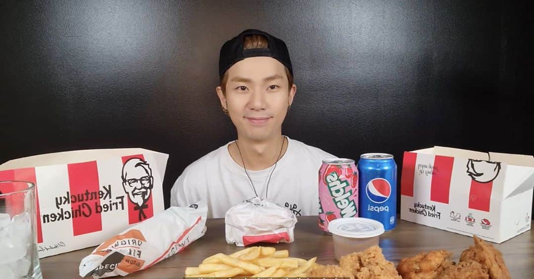 ケビン さんのインスタグラム写真 - (ケビン Instagram)「I will try Korean Chicken next time but for now it's KFC~haha😆 and Don't forget to watch tomorrow's video too at 6pm (KST) . . 다음번엔 한국 치킨도 먹어볼께요~🍗 내일도 저녁 6시에 영상 올라가니 많이들 찾아와주셔요!^^ . . 주말맨」7月7日 18時21分 - kevinkim88