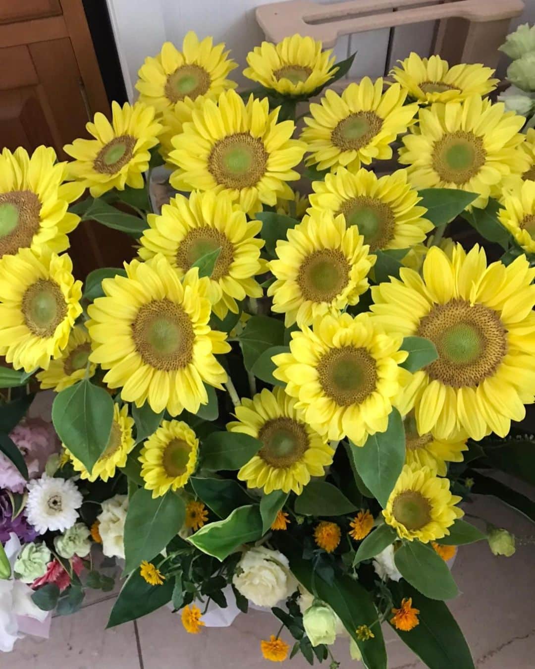 キャシー中島さんのインスタグラム写真 - (キャシー中島Instagram)「*﻿ たくさんの温かい言葉をありがとうございます❤️﻿ ここはとっても愛が溢れている大切な場所です！﻿ ﻿ 皆さんからいただいたコメントを読んで、﻿ 心の支えにしてこれからも前に進みます。﻿ ﻿ ﻿ 家にたくさんのお花が届いています。﻿ いつもひまわりの花をたくさんくださる﻿ #舘ひろし さん、ありがとうございます❤️﻿ ミカちゃん、北海道シスターズ、門脇さん、あさみちゃん、洋子さん、ナオナオさん、よしこさん。﻿ 美しいお花を本当にありがとうございます😊﻿ ﻿ そして、﻿ 今年も773チャリティから﻿ がん研究振興財団へ寄付金を贈らせていただきました。﻿  #ありがとう」7月7日 18時30分 - official_kathynakajima