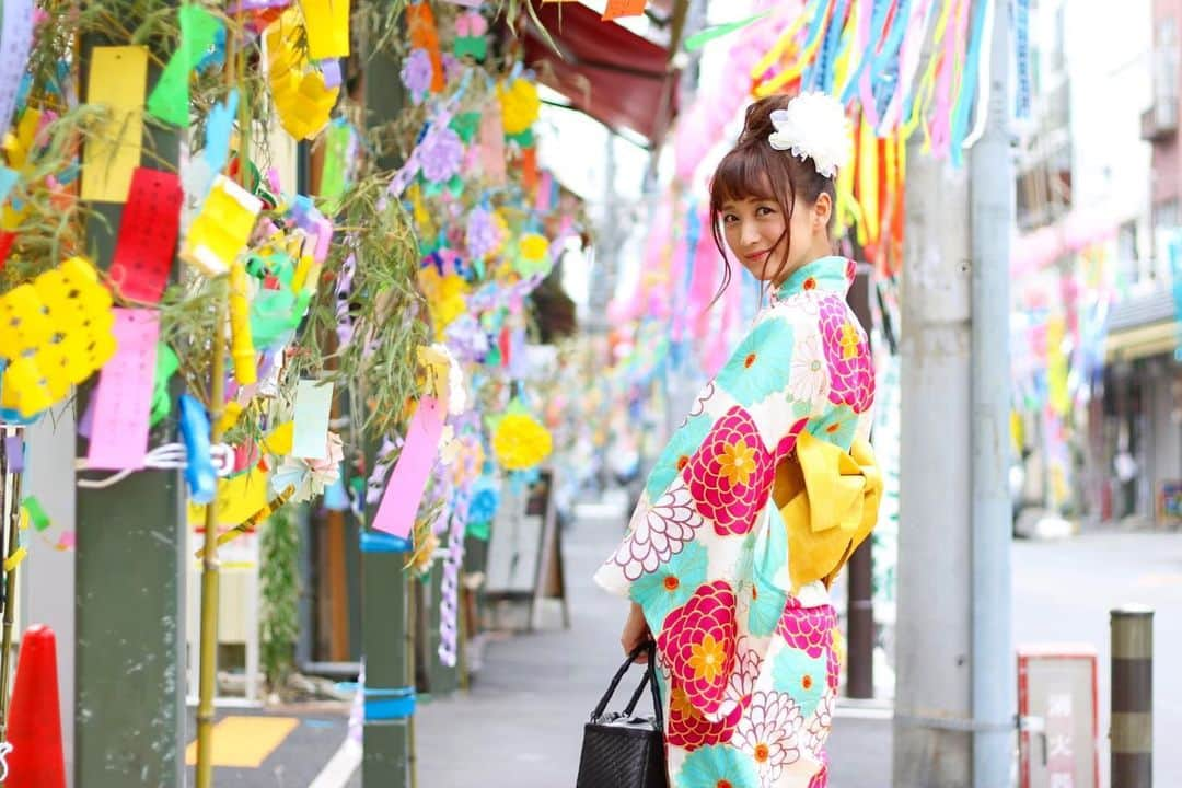 小松彩夏さんのインスタグラム写真 - (小松彩夏Instagram)「今日は七夕🎋﻿ ﻿ みなさんはどんな願い事をするのかな？💕﻿ ﻿ #7月7日 #七夕 #七夕飾り #願い事 #平和 #浴衣 #浴衣 #今年は着られるかな #花火 #お祭り #行きたいな #浴衣女子 #浴衣ヘアアレンジ #お団子 #お団子ヘア #浴衣ヘア #浴衣コーデ #浴衣コーディネート」7月7日 18時24分 - official_ayaka_502