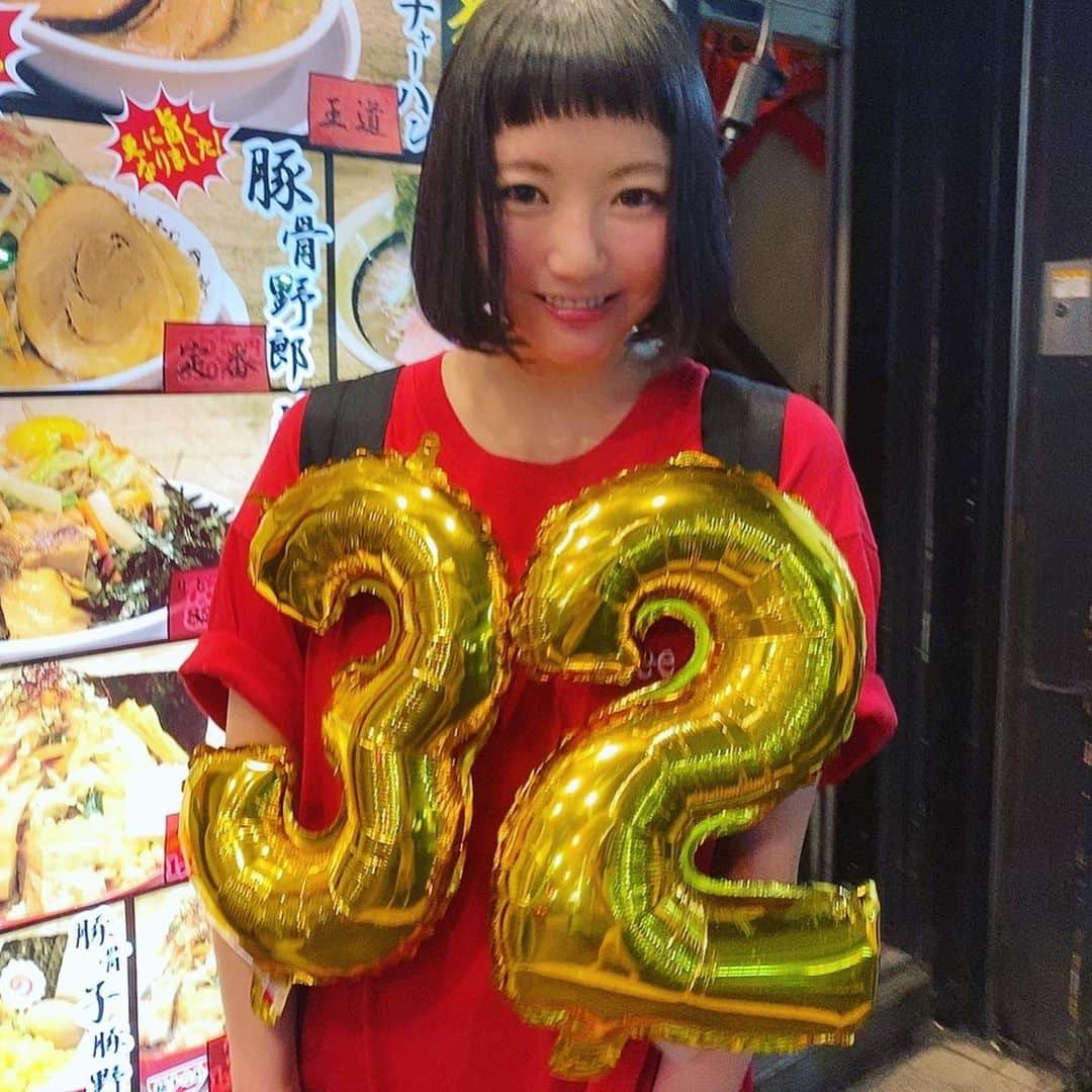 小鳥遊しほさんのインスタグラム写真 - (小鳥遊しほInstagram)「32歳になりました！めちゃくちゃに好きな人達にめちゃくちゃにサプライズしてもらいました。なぞに豚骨野郎の前でハイチーズです。笑　生まれてこれてよかったです。お父さんお母さんありがとう。これからもイキイキと生きます。いぇい！です！」7月7日 18時28分 - shihotakanashi
