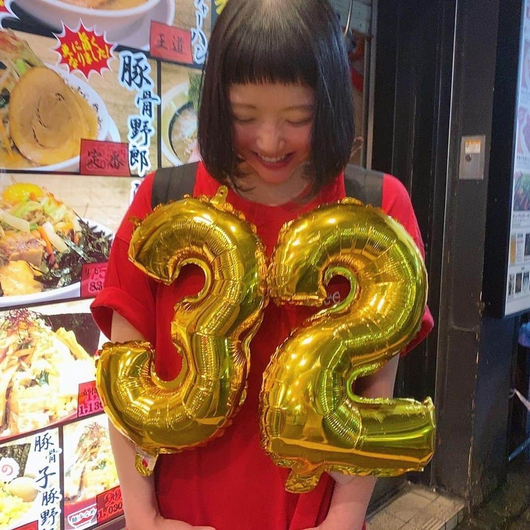 小鳥遊しほのインスタグラム：「32歳になりました！めちゃくちゃに好きな人達にめちゃくちゃにサプライズしてもらいました。なぞに豚骨野郎の前でハイチーズです。笑　生まれてこれてよかったです。お父さんお母さんありがとう。これからもイキイキと生きます。いぇい！です！」