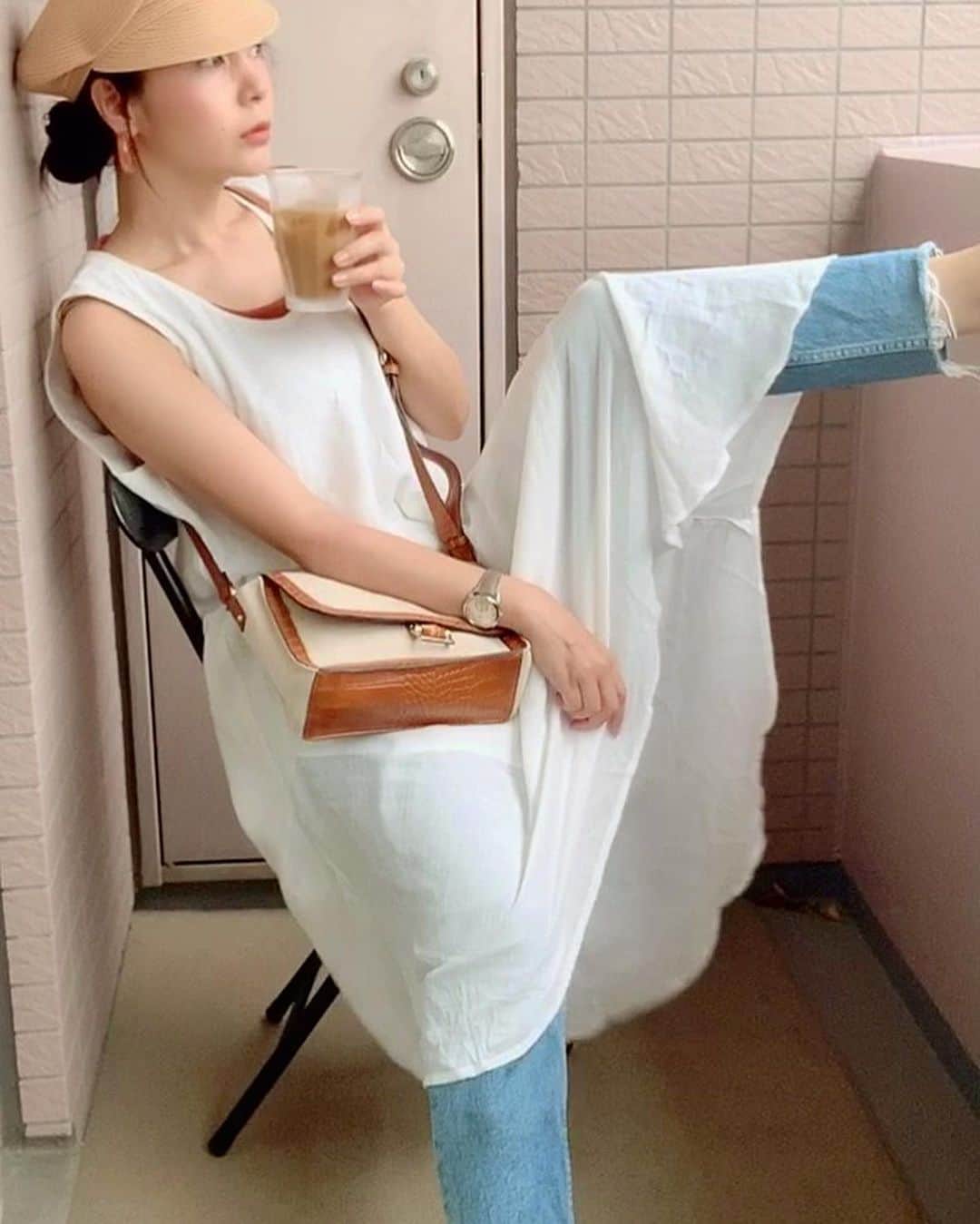 日下裕江さんのインスタグラム写真 - (日下裕江Instagram)「✴︎✳︎＊Take a break at home✴︎✳︎＊  衣装合わせ終えて 家で一息｡:.ﾟஐ⋆*  一息つく時の 𝕀𝕔𝕖 𝕔𝕒𝕗𝕗𝕖 𝕝𝕒𝕥𝕥𝕖 めちゃおいしぃ♡  今日は風も気持ちいいね！  Vietnamのホイアンで 購入した白ワンピ 下ろしたて♫  アシンメトリーになってるから 今日みたいな風がある日だと 靡いて気持ちも涼しくなる✨  #takeabreakathome  #relaxtimeathome  #takeabreak  #relaxtime #icecafelatte #teatimeathome  #家でのんびり #家で一息 #リラックスタイム #アイスカフェラテ #風が気持ち良い」7月7日 18時29分 - hiroe___h