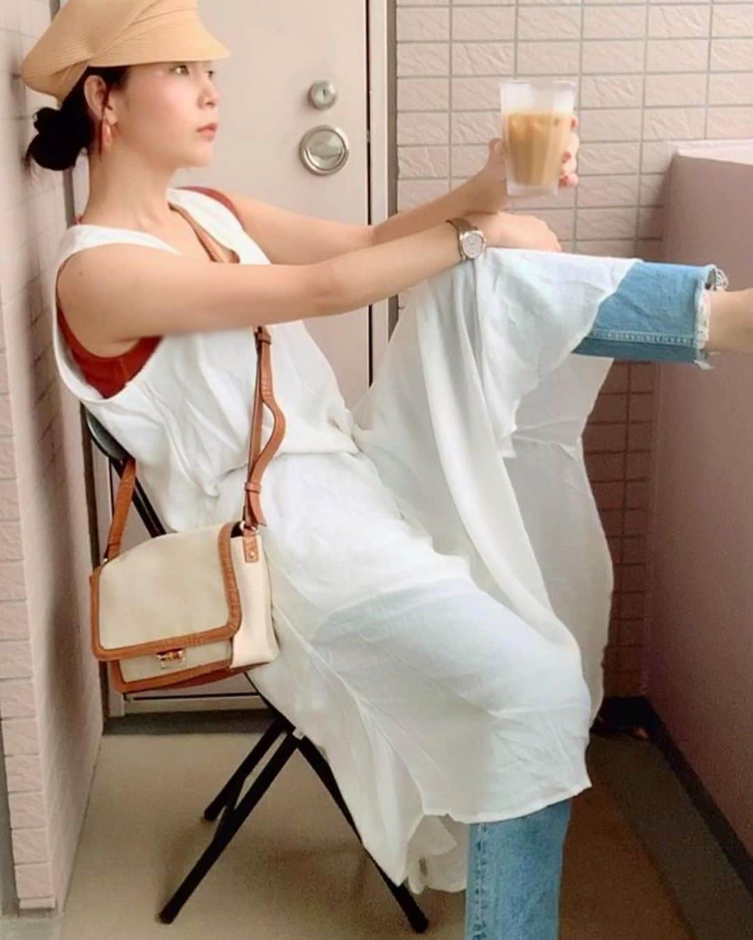 日下裕江さんのインスタグラム写真 - (日下裕江Instagram)「✴︎✳︎＊Take a break at home✴︎✳︎＊  衣装合わせ終えて 家で一息｡:.ﾟஐ⋆*  一息つく時の 𝕀𝕔𝕖 𝕔𝕒𝕗𝕗𝕖 𝕝𝕒𝕥𝕥𝕖 めちゃおいしぃ♡  今日は風も気持ちいいね！  Vietnamのホイアンで 購入した白ワンピ 下ろしたて♫  アシンメトリーになってるから 今日みたいな風がある日だと 靡いて気持ちも涼しくなる✨  #takeabreakathome  #relaxtimeathome  #takeabreak  #relaxtime #icecafelatte #teatimeathome  #家でのんびり #家で一息 #リラックスタイム #アイスカフェラテ #風が気持ち良い」7月7日 18時29分 - hiroe___h