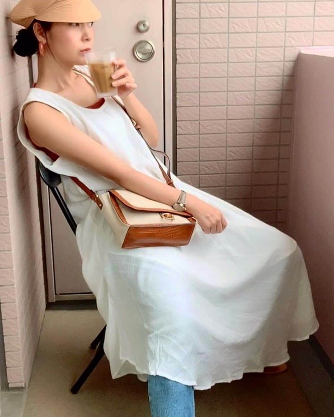 日下裕江さんのインスタグラム写真 - (日下裕江Instagram)「✴︎✳︎＊Take a break at home✴︎✳︎＊  衣装合わせ終えて 家で一息｡:.ﾟஐ⋆*  一息つく時の 𝕀𝕔𝕖 𝕔𝕒𝕗𝕗𝕖 𝕝𝕒𝕥𝕥𝕖 めちゃおいしぃ♡  今日は風も気持ちいいね！  Vietnamのホイアンで 購入した白ワンピ 下ろしたて♫  アシンメトリーになってるから 今日みたいな風がある日だと 靡いて気持ちも涼しくなる✨  #takeabreakathome  #relaxtimeathome  #takeabreak  #relaxtime #icecafelatte #teatimeathome  #家でのんびり #家で一息 #リラックスタイム #アイスカフェラテ #風が気持ち良い」7月7日 18時29分 - hiroe___h