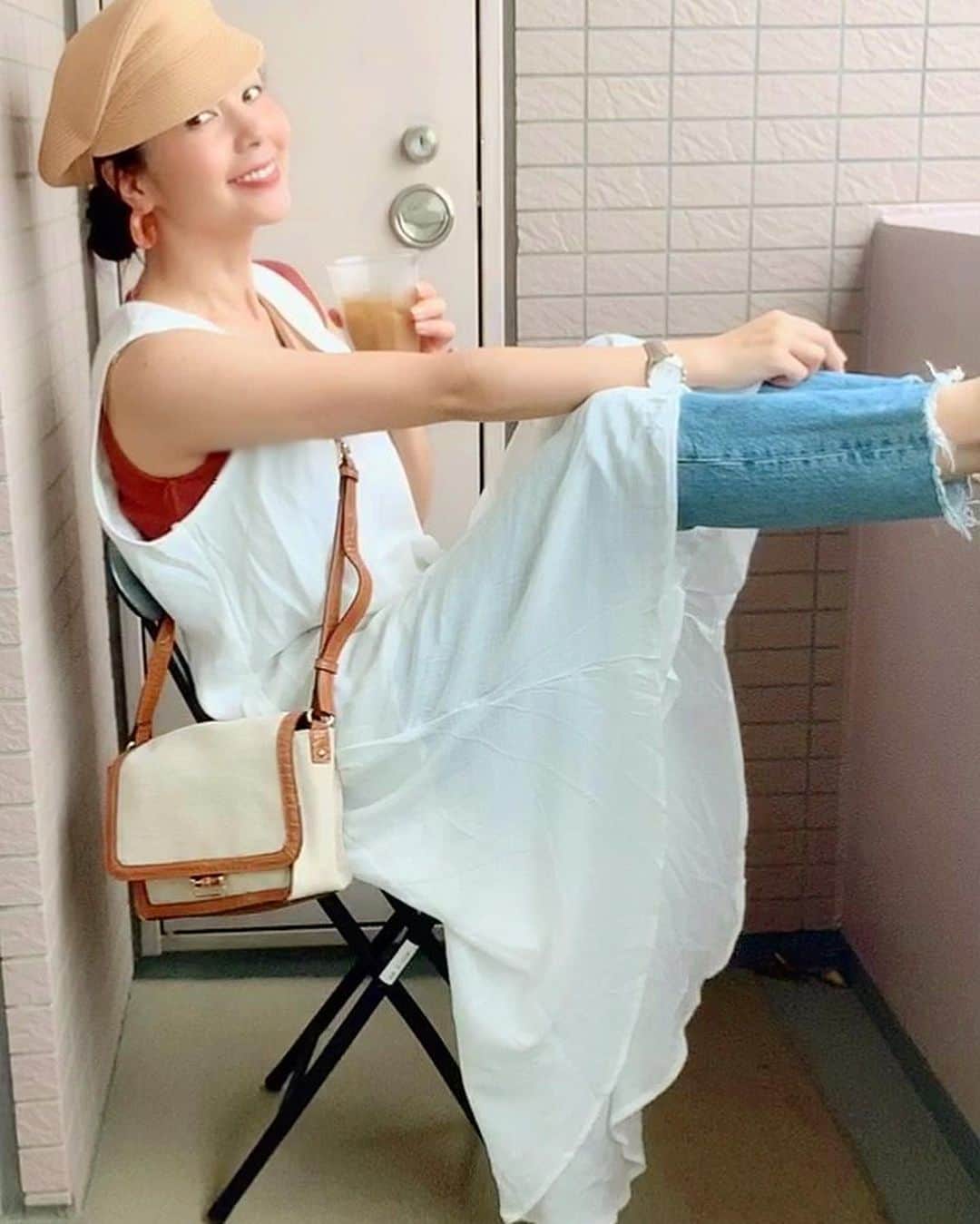 日下裕江さんのインスタグラム写真 - (日下裕江Instagram)「✴︎✳︎＊Take a break at home✴︎✳︎＊  衣装合わせ終えて 家で一息｡:.ﾟஐ⋆*  一息つく時の 𝕀𝕔𝕖 𝕔𝕒𝕗𝕗𝕖 𝕝𝕒𝕥𝕥𝕖 めちゃおいしぃ♡  今日は風も気持ちいいね！  Vietnamのホイアンで 購入した白ワンピ 下ろしたて♫  アシンメトリーになってるから 今日みたいな風がある日だと 靡いて気持ちも涼しくなる✨  #takeabreakathome  #relaxtimeathome  #takeabreak  #relaxtime #icecafelatte #teatimeathome  #家でのんびり #家で一息 #リラックスタイム #アイスカフェラテ #風が気持ち良い」7月7日 18時29分 - hiroe___h