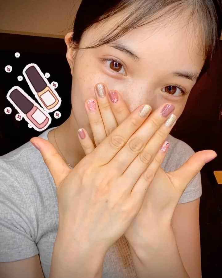仮谷せいらのインスタグラム：「コロナになってから今もまだ バイト先はお休み中です、、、、 16歳の頃から飲食のバイトをしてるので 今まで出来なかった ネイル💅に最近ハマってます🥰 (飲食バイトでもネイルokにならないかなぁ…)  今までは撮影でネイルしてもらえるのが嬉しくて バイトギリギリまで落とさず過ごしてたけど 今はずっと爪先がキラキラしてて嬉しい🥺  とはいえ全然ヘタクソなんですけどね… 写メどスッピンだし😂😂😂  恋愛モノのドラマに超キュンキュンしたり 3日に1回美顔器したり、笑 性格的にも今まであまり通って来なかった キラキラ女の子ロードを 27歳にしてど真ん中歩いてます✌︎  女の子って楽しいなぁ！！！！！！！」