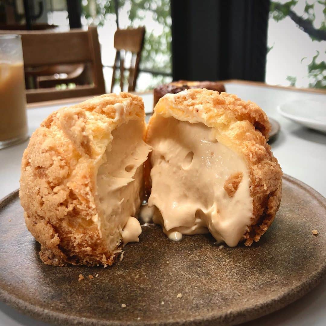 紺野ゆりのインスタグラム：「🍰 ピーナッツクリームのシュークリームがお目当て😋 ずっしりだけど甘すぎずなめらかで美味しかった〜☆ シュークリーム巡りしたい🧁 2枚目はキャロットケーキ🥕クリームチーズとの相性バッチリ👌 * *  #白金台#白金台カフェ #シュークリーム」