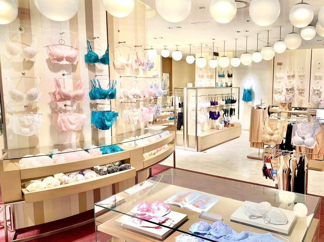 ISETAN PARK netさんのインスタグラム写真 - (ISETAN PARK netInstagram)「伊勢丹新宿店　Ma Lingerie 【女性必見！ガードルの正しい着け方】  薄着になるこれからの季節。体系の悩みは尽きません。 ガードルを正しく履いてスタイルアップを目指しましょう！  伊勢丹新宿店３階　マ・ランジェリーより、ガードルの正しい着け方を伊勢丹公式YouTubeにて動画を配信中！  マ・ランジェリーでは、知識豊富なランジェリーコンシェルジュが、お客さまの下着全般に対するお悩みや、ご要望をお伺いし、お一人お一人にぴったりのお品物をお選びいたします。  ・ガードルの正しい着け方動画はこちら↓ https://www.youtube.com/watch?v=ogZA9VzHOdY  ・ランジェリーコンシェルジュサービスのご予約はこちらから↓ https://www.isetan.mistore.jp/shinjuku/service/lingerie.html ※WEBからのご予約は7月15日（水）より再開予定  @isetan_shinjuku_malingerie  #マランジェリー #malingerie #マラン #ランジェリー #lingerie #下着 #サービス #コンシェルジュ #ガードル  #TOKYO #SHINJUKU #ISETAN #新宿 #伊勢丹 #新宿伊勢丹 #伊勢丹新宿店」7月7日 18時40分 - isetan_shinjuku