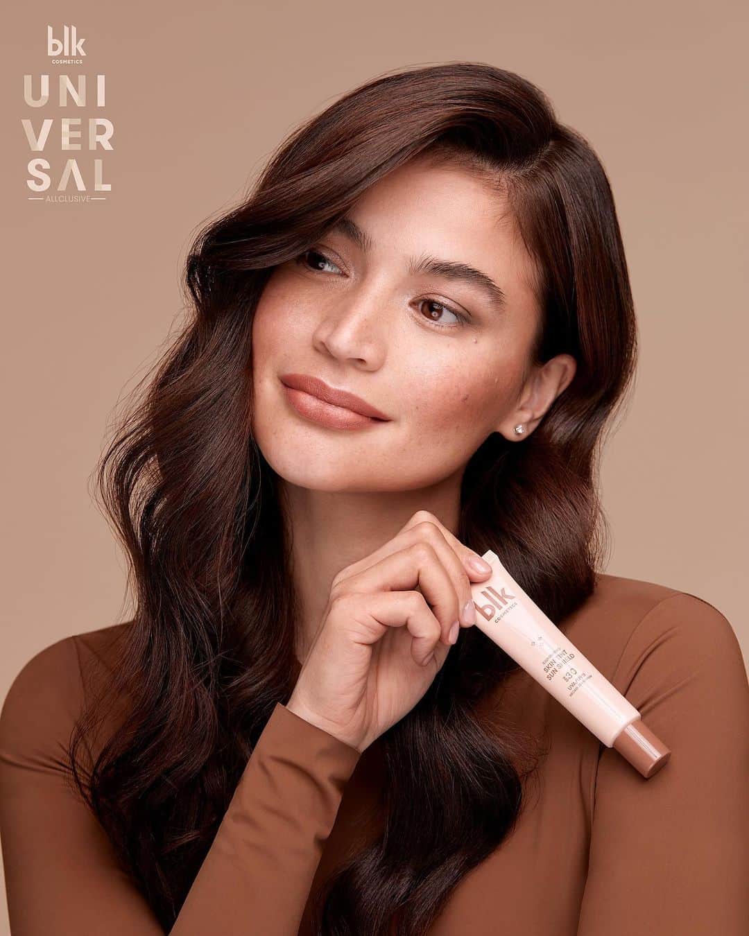 アン・カーティスのインスタグラム：「Suuuuuuper love this!!! I already loved our original skin tint but this is perfect when you want you to make your skin glow!! ✨ Your favorite skin tint gets a GLOW UP • Meet the NEW #blkuniversal 2.0 𝘐𝘭𝘭𝘶𝘮𝘪𝘯𝘢𝘵𝘪𝘯𝘨 Skin Tint Sun Shield with SPF 30—it has gentle illuminators that gives subtle radiance for a glowing, your skin but better face base ✨⁣  ⁣⁣ 🏻 Vanilla Glow⁣⁣⁣ 🏼 Butterscotch Glow⁣⁣⁣ 🏽 Almond Glow⁣⁣⁣ 🏾 Chestnut Glow⁣⁣⁣ ⁣⁣⁣ SHOP NOW for only P499/each 🤍〰️  My Lippie shade is ESPRESSO from our newest Lip Switch Line 💄」