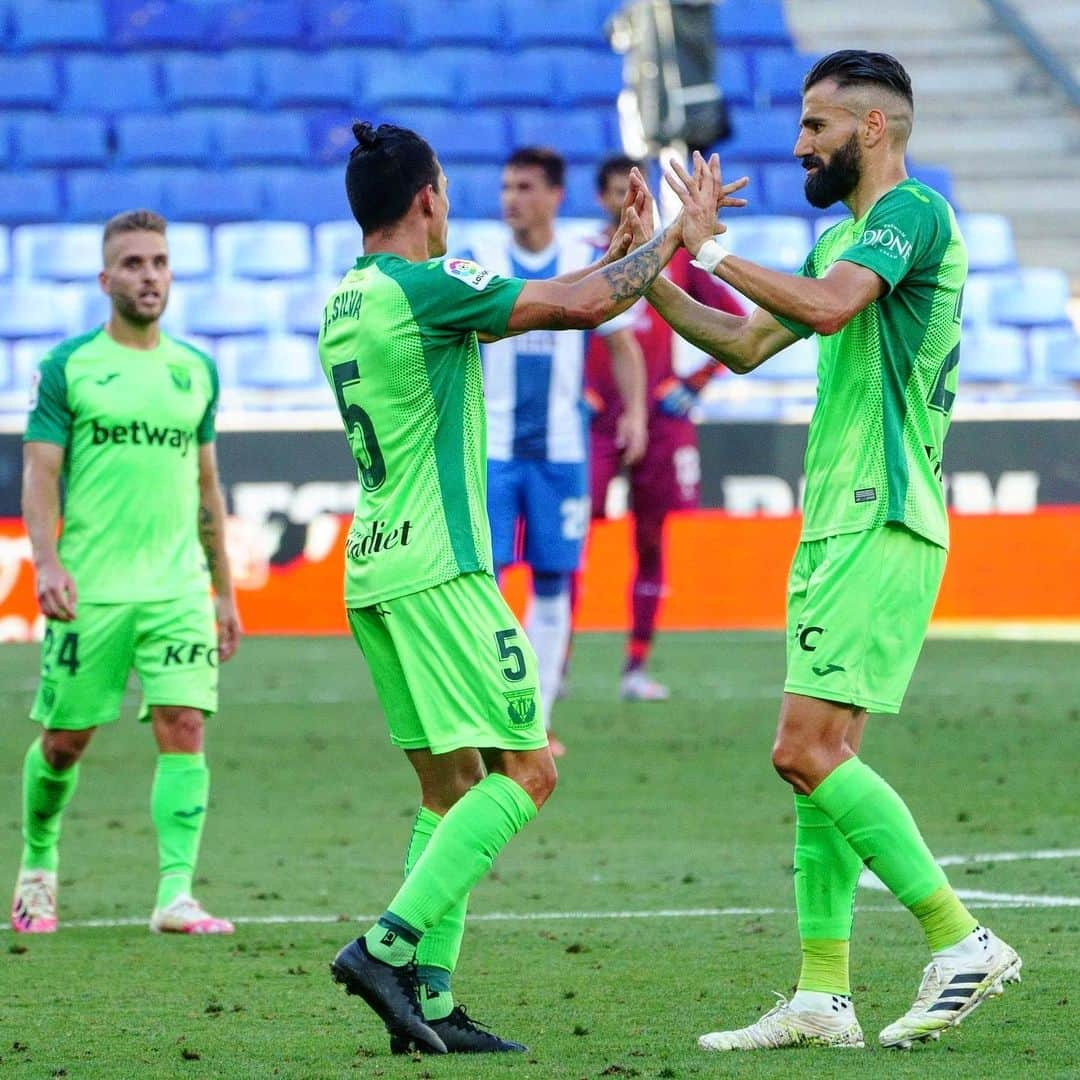 LFPさんのインスタグラム写真 - (LFPInstagram)「Friends will be friends! 💚 • #Leganes #Siovas #Silva #Friends #LaLiga #LaLigaSantander」7月7日 18時37分 - laliga