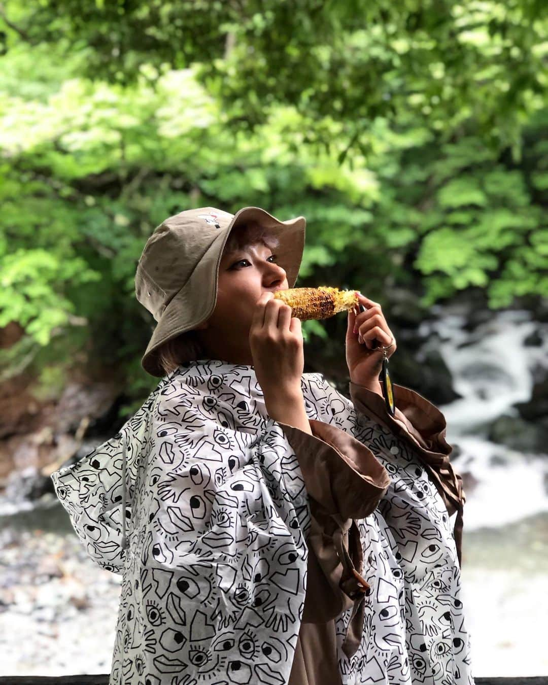 中川友里さんのインスタグラム写真 - (中川友里Instagram)「like a treasure hunter 🐶🏆🚢💰🧨 @mini.stagram @minilbreak  @pumajapan @puma  @uniqlo @ambush_official  @off____white  @disney  ・ ・ 凄い素敵な場所を教えてもらったので、気づけばイベント終わり後もずっと川を見てた🐶自然を思う旅🌏 翌日のBBQはやり切った感でめちゃくちゃ美味しかったあ😭💕 コロナ気にしないで良い、地方巡りの良いとこスポット探ししたい🥺❤️」7月7日 18時40分 - darayunya