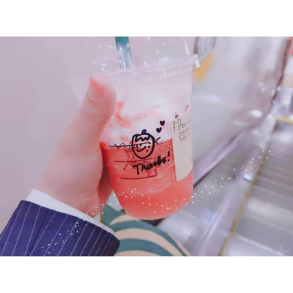 片瀬美月のインスタグラム：「🍓🍓🍓 * * * きょうは研究室で力仕事をたくさんがんばったのでご褒美チャージしてから世を忍ぶ仮の姿もがんばってきます*｡٩(ˊvˋ*)و✧*｡ スタバのおねえさんが描いてくれた。 かわいい、げんきでた。 * * * 🍓🍓🍓 #starbucks  #starbuckscoffee  #strawberry  #strawberryfrappuccino  #スタバ  #いちご  #大学生  #理系女子  #物理」