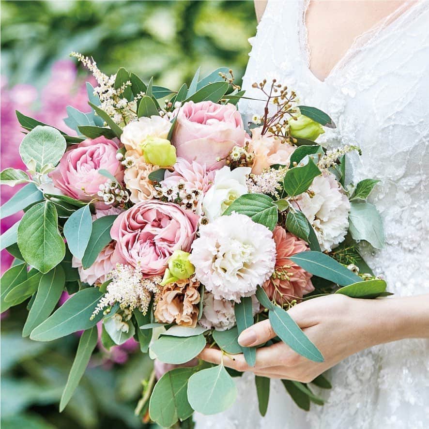Dears Weddingさんのインスタグラム写真 - (Dears WeddingInstagram)「[#ブーケ] ﻿ ﻿ - - - - - - - - - - - - - - - - - - - - - - - - - - - - - - -- -﻿ ﻿ ピンクのお花に、濃いグリーンをあしらったブーケ⸜🌷︎⸝‍﻿ 大振りなお花と、ふりふりの花びらが、﻿ 繊細なウエディングドレスのデザインとマッチ✨﻿ ﻿ 色味だけでなく、お花は咲き方によっても﻿ 大きく雰囲気を変えてくれます♡﻿ ﻿ ぜひ、ドレスの素材や質感に合わせて﻿ お花の種類も選んでいきましょう*˙︶˙*)ﾉ"﻿ ﻿ - - - - - - - - - - - - - - - - - - - - - - - - - - - - - - -- -﻿ ＼皆様の素敵な投稿も募集中！／﻿ ﻿ 今回ご紹介したメモリーブックや、結婚式準備、﻿ ﻿ 当日のパーティーレポートのInstagram投稿もお待ちしております＊﻿ ﻿ ✎*。ふたりの未来を探す旅 ﻿ ﻿ ✎*。dearswedding ﻿ ﻿ ✎*。式場名﻿ ﻿ のハッシュタグを付けて投稿してください♡﻿ ﻿ ﻿ 皆様の幸せなsmileの風景を﻿ ﻿ 【⠀dears wedding 】公式Instagramにてご紹介﻿ ﻿ させていただきます🍀✨」7月7日 18時43分 - dearswedding