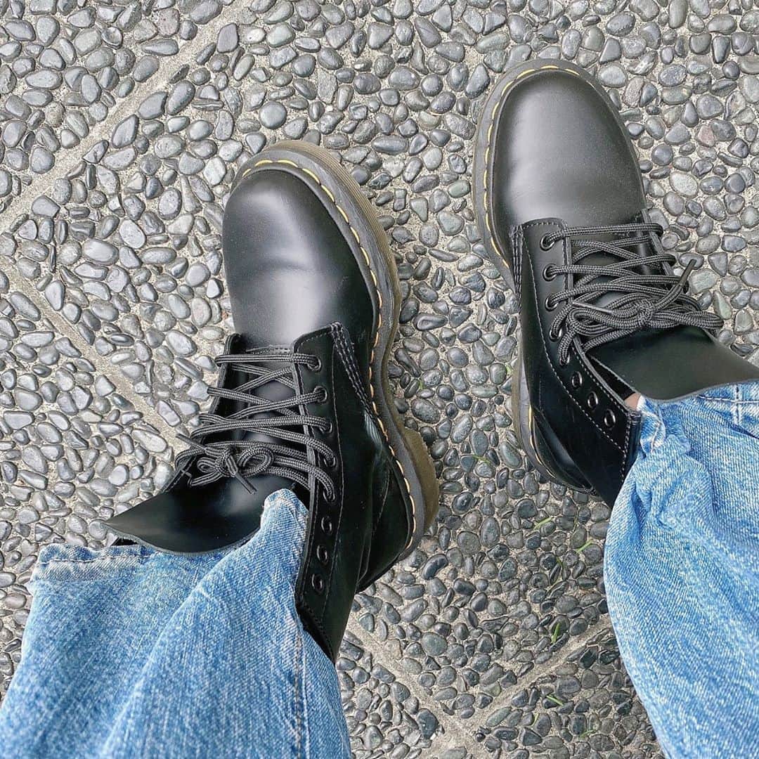 のインスタグラム：「my favorite shose👞🖤﻿ ﻿ 誰か綺麗な蝶々結びのやり方教えてください🥺よく取れちゃうから、取れへんように。。。って結ぶと形が🤦‍♀️何歳になっても蝶々結びは難しい！笑﻿ ﻿ ﻿ #靴 #ドクターマーチン #マーチン #shoestagram #drmartens #drmartensstyle #instagood #instafashion #follow」