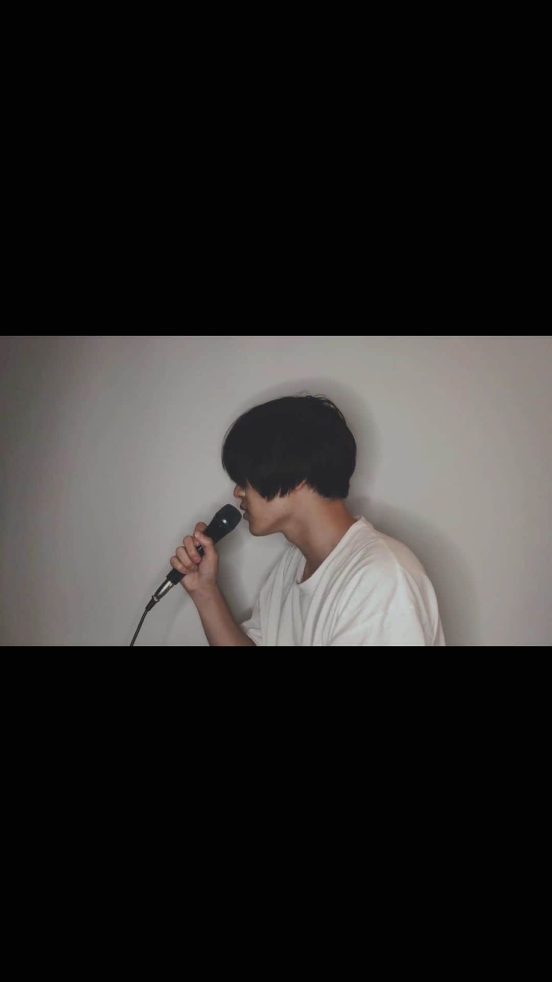 のインスタグラム：「なんだろうね、この歌いたくなるメロディは🎤 ピアノもめっちゃあうなー、素敵な曲！ 歌ってみたのでシェアしとくね😗👏🏻」